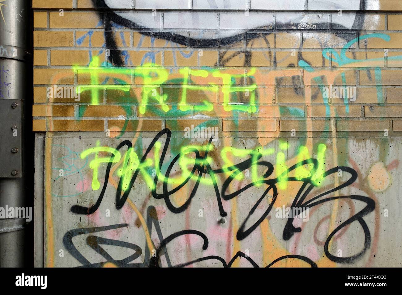 FREE PALESTIN - Wandbotschaft - Auflösung Israels als eigenständiger Staat - Berlin, Deutschland, DEU, DE, 01.11.2023 - Berlin-Mitte: Politischer Protest im öffentlichen Raum für die Freiheit Palästinas. 7. Oktober überfiel die islamistische Terrororganisation Hamas den Staat Israel. Das Ziel der Hamas ist die Zerstörung Israels. Die islamische Hamas strebt die Errichtung eines islamischen Gottesstaates Palästina an. Die Hamas ist eine palästinensische, national-islamistische Organisation. *** FREIE PALESTIN Wall Message Auflösung Israels als unabhängiger Staat Berlin, Deutschland, DEU, G Stockfoto