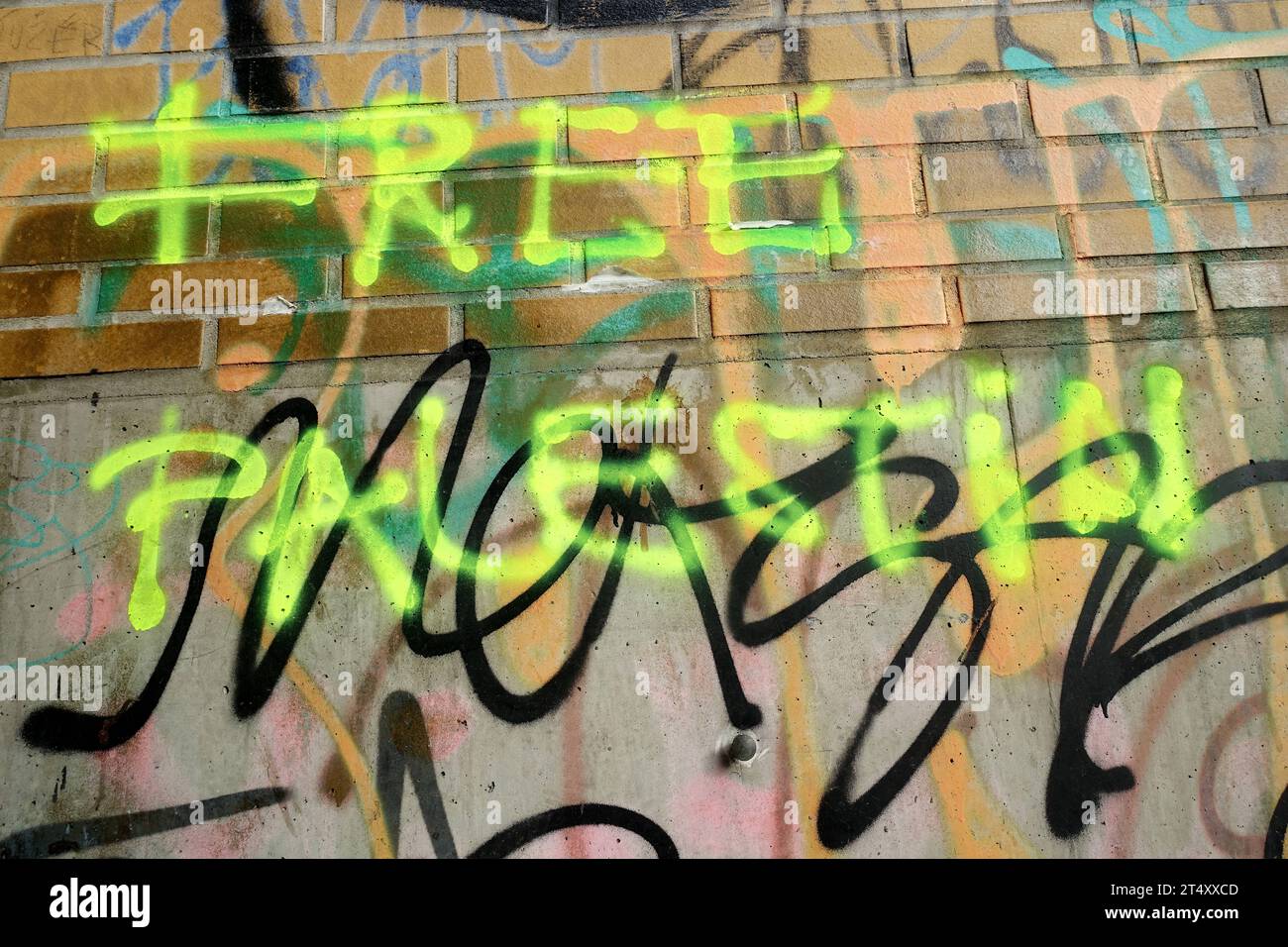 FREE PALESTIN - Wandbotschaft - Auflösung Israels als eigenständiger Staat - Berlin, Deutschland, DEU, DE, 01.11.2023 - Berlin-Mitte: Politischer Protest im öffentlichen Raum für die Freiheit Palästinas. 7. Oktober überfiel die islamistische Terrororganisation Hamas den Staat Israel. Das Ziel der Hamas ist die Zerstörung Israels. Die islamische Hamas strebt die Errichtung eines islamischen Gottesstaates Palästina an. Die Hamas ist eine palästinensische, national-islamistische Organisation. *** FREIE PALESTIN Wall Message Auflösung Israels als unabhängiger Staat Berlin, Deutschland, DEU, G Stockfoto