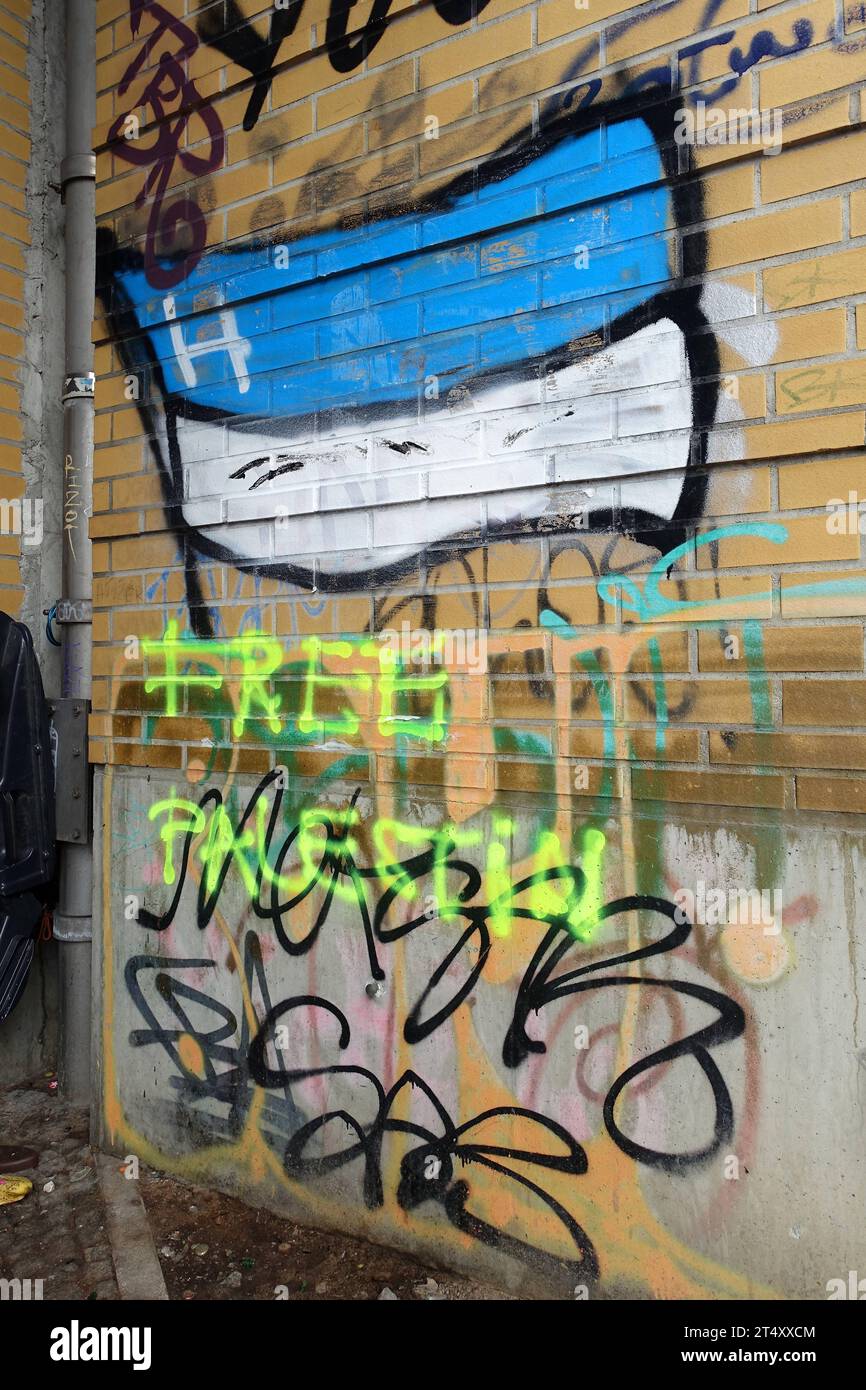 Schriftzug FREE PALESTIN unter der Abbildung der Flagge von Hertha BSC Fußballclub der Hauptstadt - Wandbotschaft - Auflösung Israels als eigenständiger Staat - Berlin, Deutschland, DEU, DE, 01.11.2023 - Berlin-Mitte: Politischer Protest im öffentlichen Raum für die Freiheit Palästinas. 7. Oktober überfiel die islamistische Terrororganisation Hamas den Staat Israel. Das Ziel der Hamas ist die Zerstörung Israels. Die islamische Hamas strebt die Errichtung eines islamischen Gottesstaates Palästina an. Die Hamas ist eine palästinensische, national-islamistische Organisation. *** Schriftzug FR Stockfoto