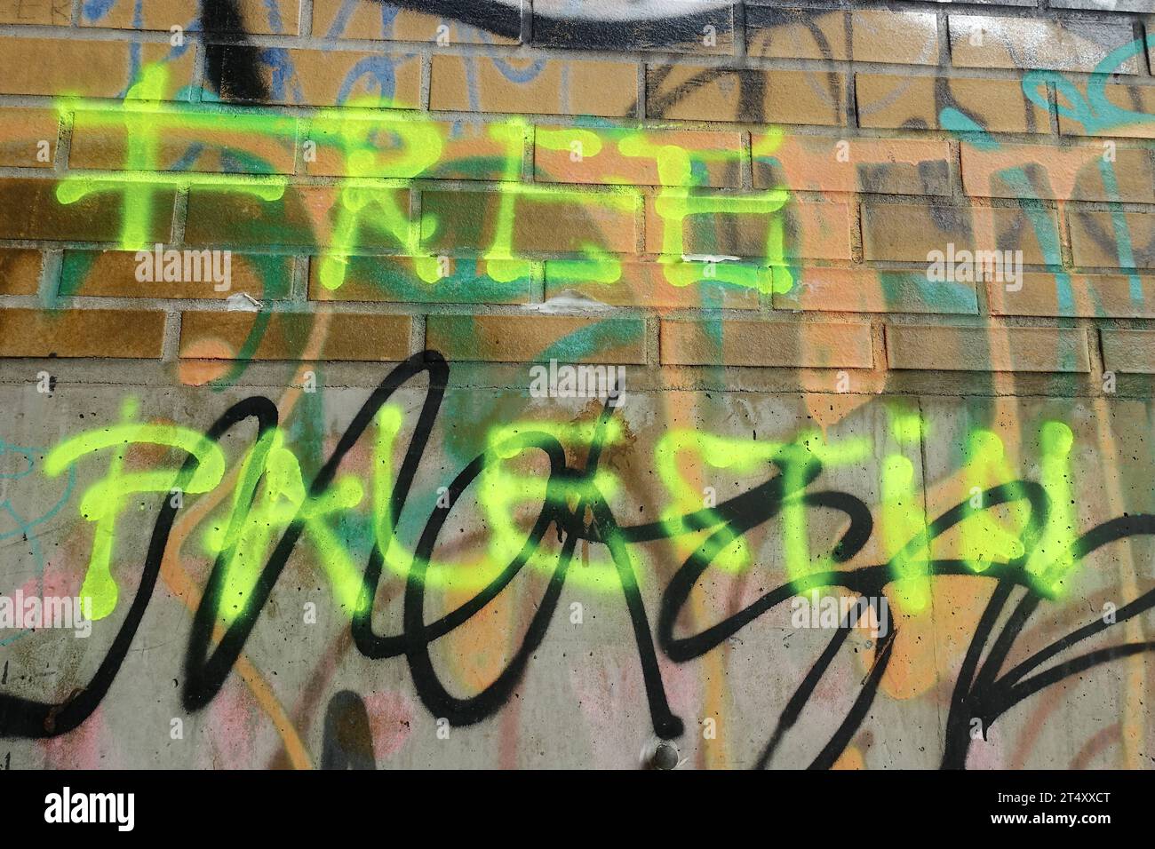 FREE PALESTIN - Wandbotschaft - Auflösung Israels als eigenständiger Staat - Berlin, Deutschland, DEU, DE, 01.11.2023 - Berlin-Mitte: Politischer Protest im öffentlichen Raum für die Freiheit Palästinas. 7. Oktober überfiel die islamistische Terrororganisation Hamas den Staat Israel. Das Ziel der Hamas ist die Zerstörung Israels. Die islamische Hamas strebt die Errichtung eines islamischen Gottesstaates Palästina an. Die Hamas ist eine palästinensische, national-islamistische Organisation. *** FREIE PALESTIN Wall Message Auflösung Israels als unabhängiger Staat Berlin, Deutschland, DEU, G Stockfoto