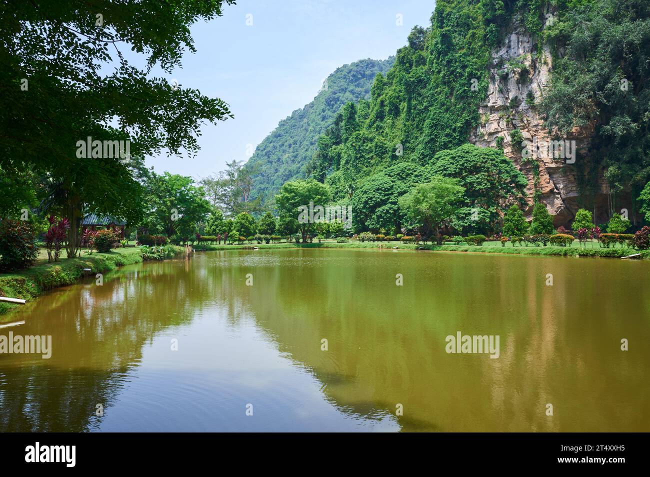 Berühmte Touristenattraktion in den Gärten von Ipoh Kek Lok Tong Zen, eingebettet zwischen ruhigen Seen am Fuße von Gunung Rapat Stockfoto