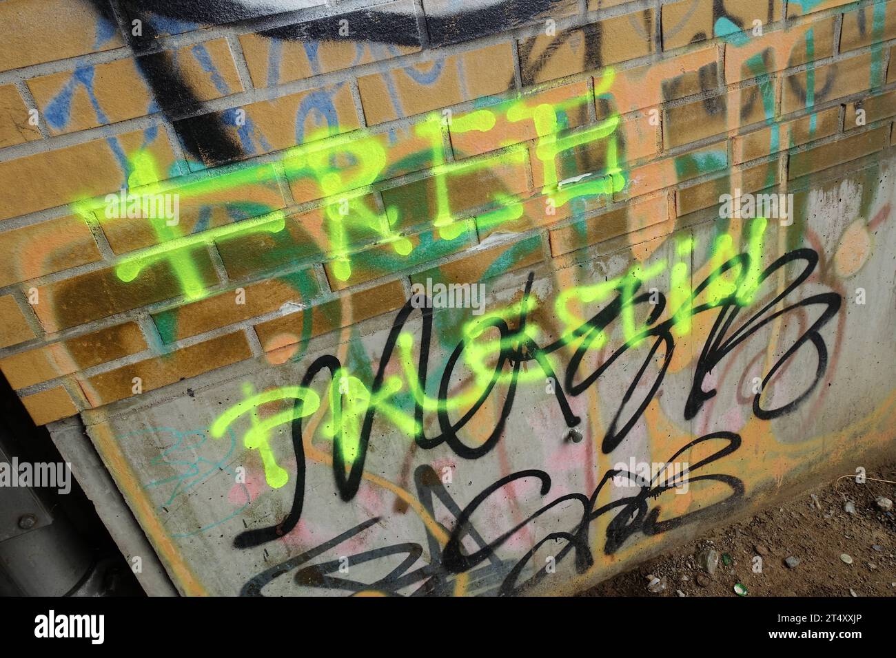 FREE PALESTIN - Wandbotschaft - Auflösung Israels als eigenständiger Staat - Berlin, Deutschland, DEU, DE, 01.11.2023 - Berlin-Mitte: Politischer Protest im öffentlichen Raum für die Freiheit Palästinas. 7. Oktober überfiel die islamistische Terrororganisation Hamas den Staat Israel. Das Ziel der Hamas ist die Zerstörung Israels. Die islamische Hamas strebt die Errichtung eines islamischen Gottesstaates Palästina an. Die Hamas ist eine palästinensische, national-islamistische Organisation. *** FREIE PALESTIN Wall Message Auflösung Israels als unabhängiger Staat Berlin, Deutschland, DEU, G Stockfoto