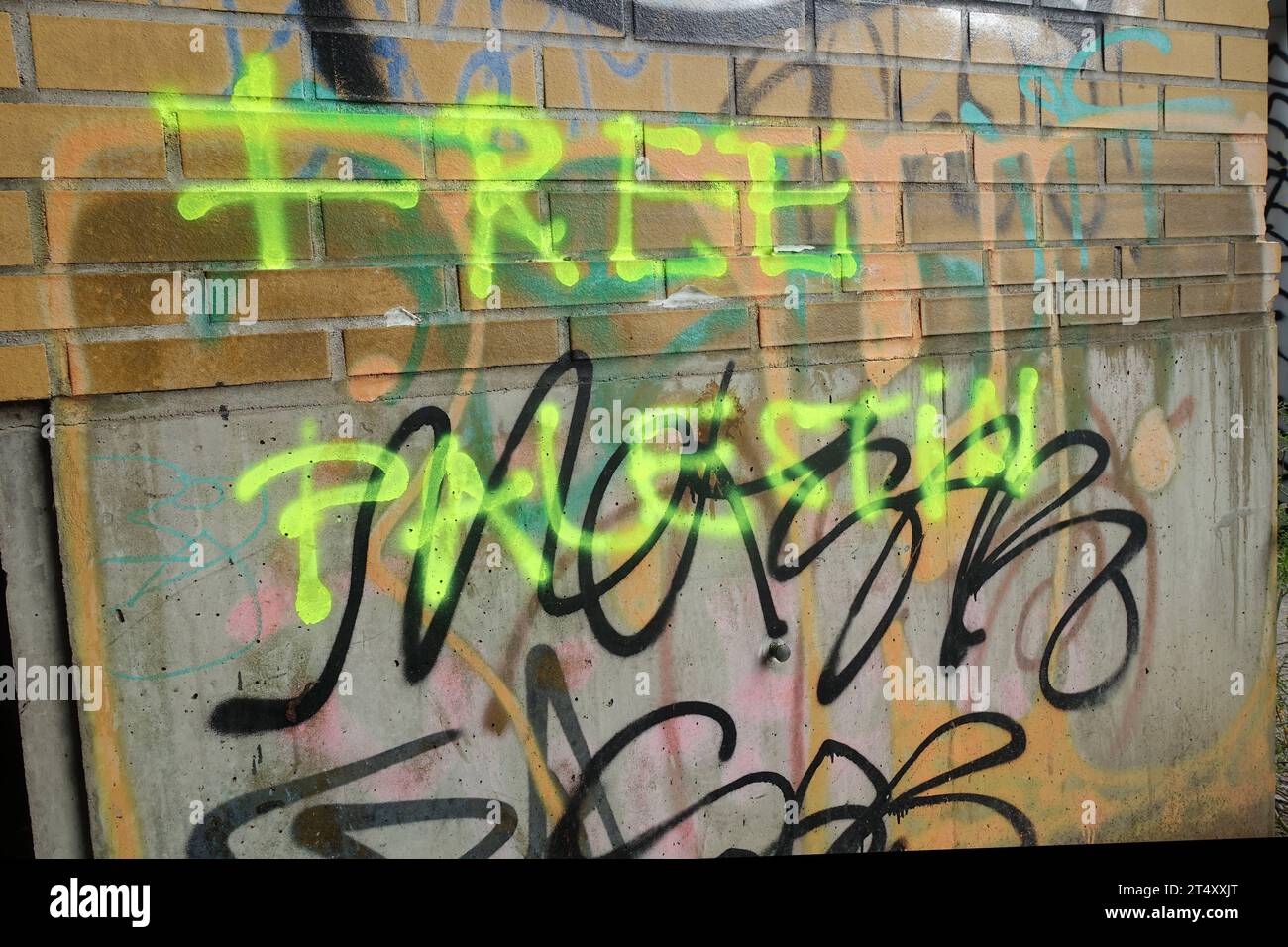 FREE PALESTIN - Wandbotschaft - Auflösung Israels als eigenständiger Staat - Berlin, Deutschland, DEU, DE, 01.11.2023 - Berlin-Mitte: Politischer Protest im öffentlichen Raum für die Freiheit Palästinas. 7. Oktober überfiel die islamistische Terrororganisation Hamas den Staat Israel. Das Ziel der Hamas ist die Zerstörung Israels. Die islamische Hamas strebt die Errichtung eines islamischen Gottesstaates Palästina an. Die Hamas ist eine palästinensische, national-islamistische Organisation. *** FREIE PALESTIN Wall Message Auflösung Israels als unabhängiger Staat Berlin, Deutschland, DEU, G Stockfoto