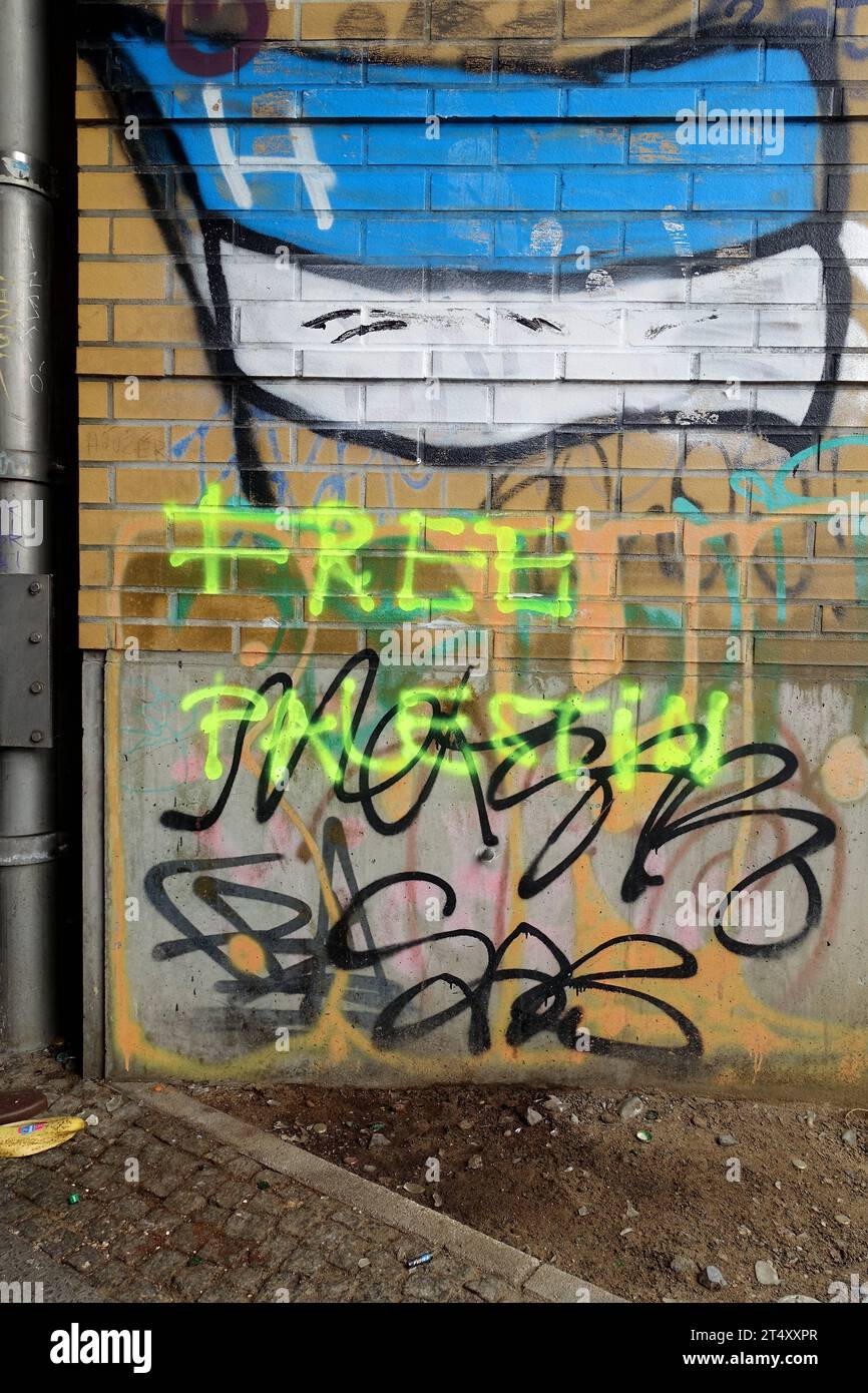 Schriftzug FREE PALESTIN unter der Abbildung der Flagge von Hertha BSC Fußballclub der Hauptstadt - Wandbotschaft - Auflösung Israels als eigenständiger Staat - Berlin, Deutschland, DEU, DE, 01.11.2023 - Berlin-Mitte: Politischer Protest im öffentlichen Raum für die Freiheit Palästinas. 7. Oktober überfiel die islamistische Terrororganisation Hamas den Staat Israel. Das Ziel der Hamas ist die Zerstörung Israels. Die islamische Hamas strebt die Errichtung eines islamischen Gottesstaates Palästina an. Die Hamas ist eine palästinensische, national-islamistische Organisation. *** Schriftzug FR Stockfoto