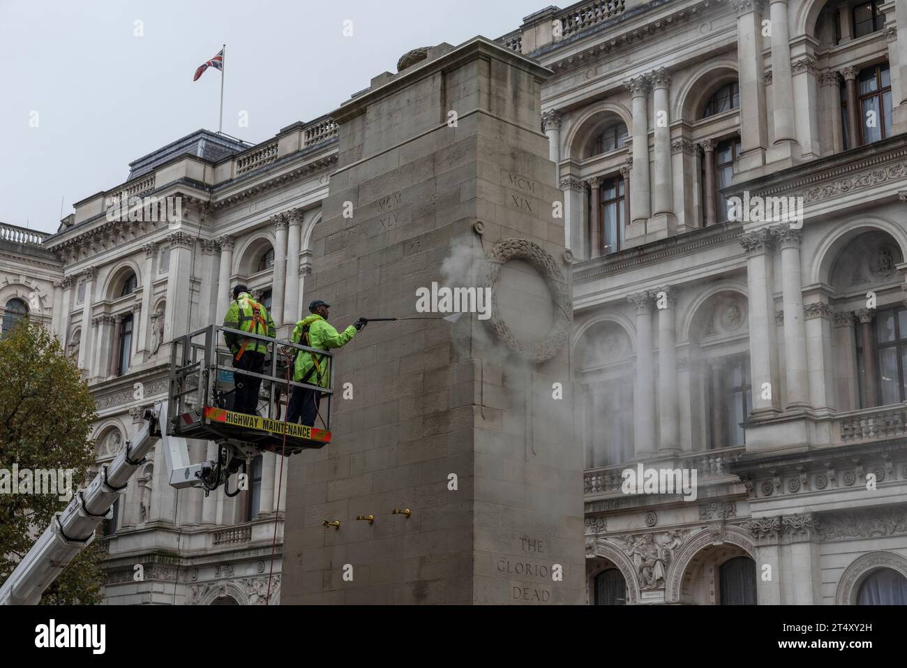 Fachfirmen haben am Donnerstagmorgen das Cenotaph auf Whitehall gereinigt, damit es am besten für den Remembrance Sunday aussieht. Die Gedenkstätte wird jährlich zu dieser Jahreszeit gereinigt, damit die Menschen an diejenigen erinnern können, die ihr Leben im Dienste ihres Landes verloren haben. November 2023, Westminster London, England, Vereinigtes Königreich Credit: Jeff Gilbert/Alamy Live News Stockfoto