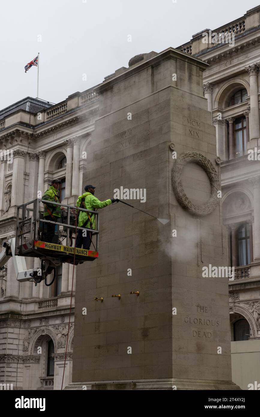 Fachfirmen haben am Donnerstagmorgen das Cenotaph auf Whitehall gereinigt, damit es am besten für den Remembrance Sunday aussieht. Die Gedenkstätte wird jährlich zu dieser Jahreszeit gereinigt, damit die Menschen an diejenigen erinnern können, die ihr Leben im Dienste ihres Landes verloren haben. November 2023, Westminster London, England, Vereinigtes Königreich Credit: Jeff Gilbert/Alamy Live News Stockfoto