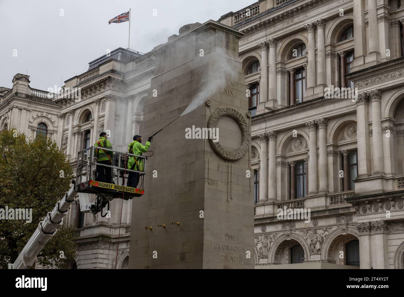 Fachfirmen haben am Donnerstagmorgen das Cenotaph auf Whitehall gereinigt, damit es am besten für den Remembrance Sunday aussieht. Die Gedenkstätte wird jährlich zu dieser Jahreszeit gereinigt, damit die Menschen an diejenigen erinnern können, die ihr Leben im Dienste ihres Landes verloren haben. November 2023, Westminster London, England, Vereinigtes Königreich Credit: Jeff Gilbert/Alamy Live News Stockfoto