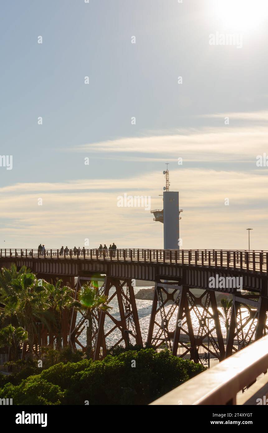 ALMERIA, SPANIEN - 01. NOVEMBER 2023 Cable Ingles, der englische Pier in Almeria, ein Beispiel für die eiserne Architektur Andalusiens, ein wichtiges Symbol für Stockfoto