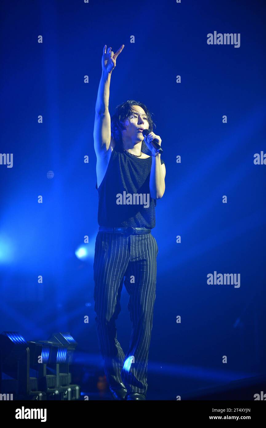 MIAMI, FLORIDA - OKTOBER 31: Kim Woo-sang von der koreanischen Indie-Rock-Band THE ROSE live auf der Bühne der Dawn to Dusk Tour im James L. Knight Center am 31. Oktober 2023 in Miami, Florida. Copyright: Xmpi10x Credit: Imago/Alamy Live News Stockfoto