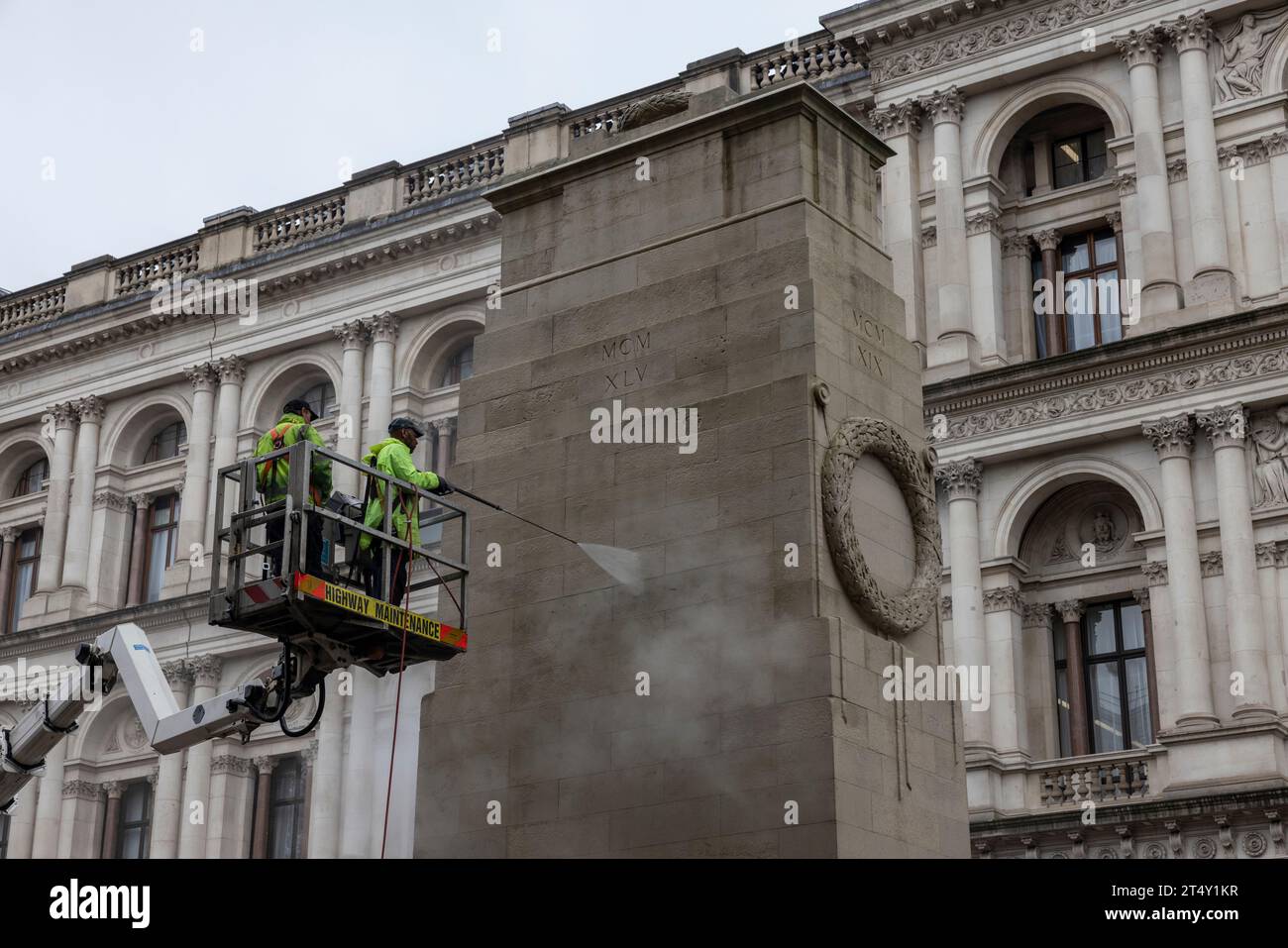 Fachfirmen haben am Donnerstagmorgen das Cenotaph auf Whitehall gereinigt, damit es am besten für den Remembrance Sunday aussieht. Die Gedenkstätte wird jährlich zu dieser Jahreszeit gereinigt, damit die Menschen an diejenigen erinnern können, die ihr Leben im Dienste ihres Landes verloren haben. November 2023, Westminster London, England, Vereinigtes Königreich Credit: Jeff Gilbert/Alamy Live News Stockfoto