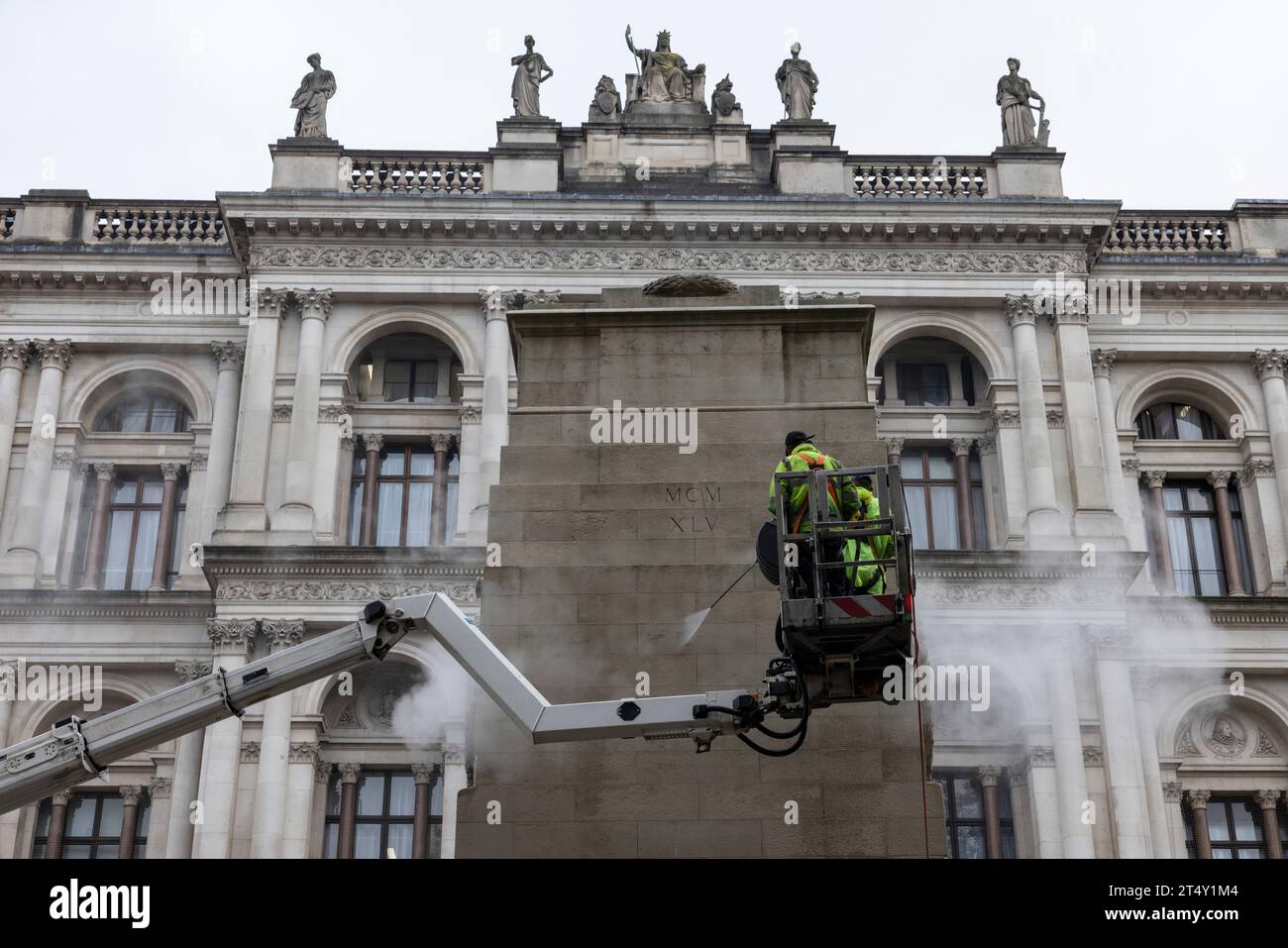 Fachfirmen haben am Donnerstagmorgen das Cenotaph auf Whitehall gereinigt, damit es am besten für den Remembrance Sunday aussieht. Die Gedenkstätte wird jährlich zu dieser Jahreszeit gereinigt, damit die Menschen an diejenigen erinnern können, die ihr Leben im Dienste ihres Landes verloren haben. November 2023, Westminster London, England, Vereinigtes Königreich Credit: Jeff Gilbert/Alamy Live News Stockfoto