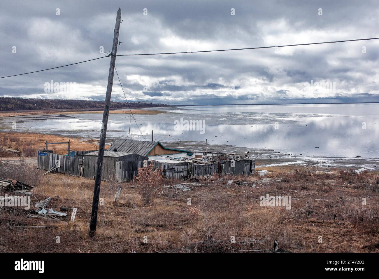 Haus an der Küste an der Mündung der Kolyma ins Weiße Meer, Permafrost taut auf, das Anwesen ist bald überflutet, Cherski, Jakutien, Russland Stockfoto