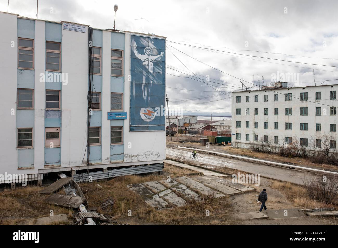 Kosmonautenfresko auf Wohngebäude, Schäden durch Auftauen des Permafrosts in einem Wohngut, Chersky, Jakutien, Russland Stockfoto