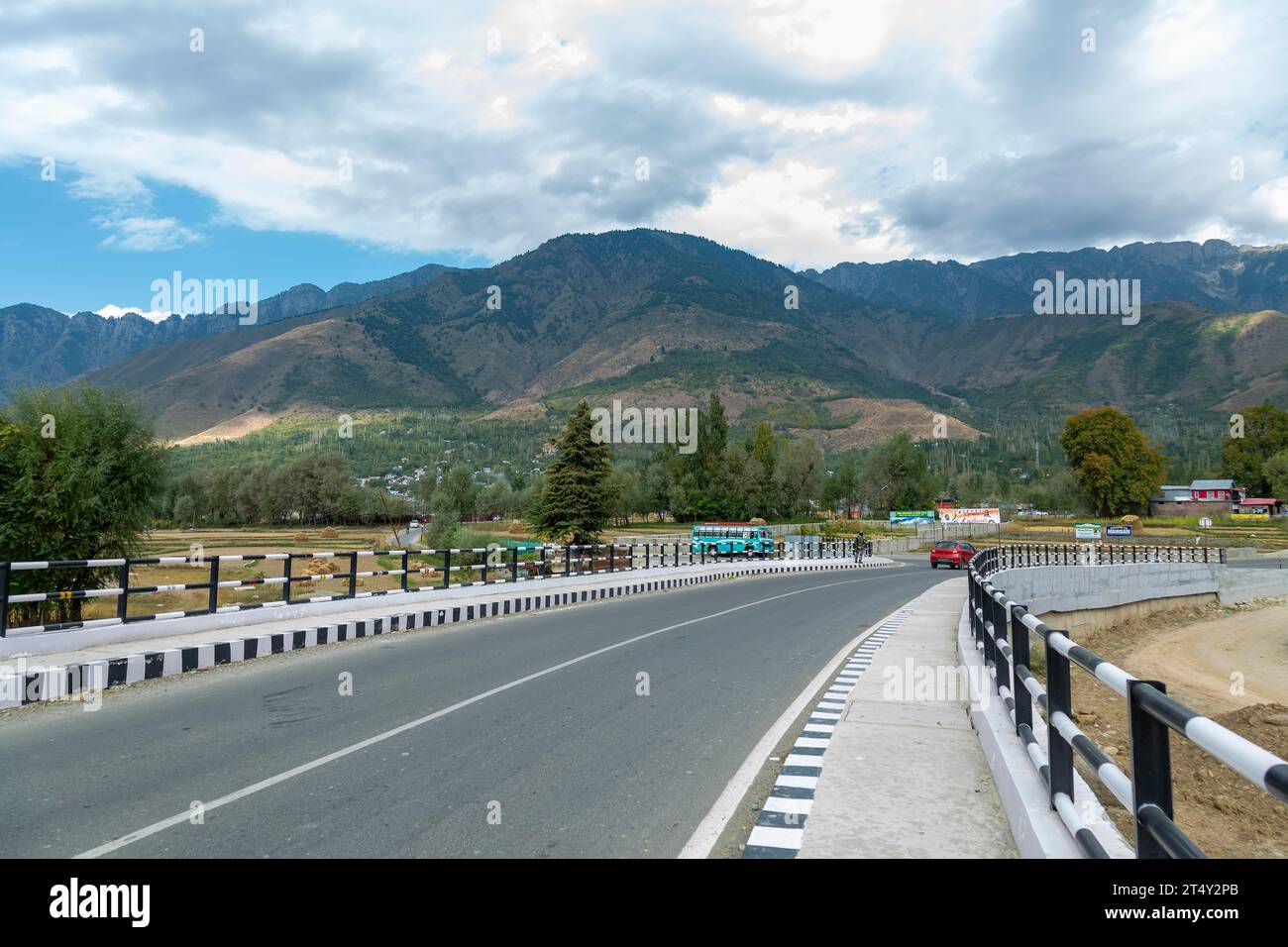 Die Wayil Bridge in Manigam ist das größte Dorf im Bezirk Ganderbal in Jammu Kaschmir, Indien Stockfoto