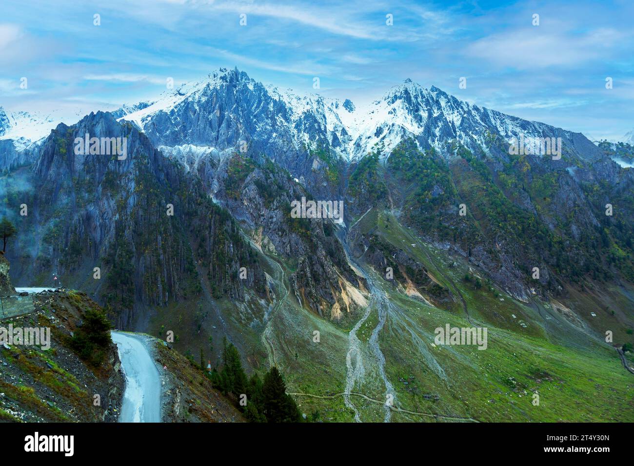 Schneebedeckter Berg in der Bergstation von Sonamarg in Jammu Kaschmir indien Stockfoto