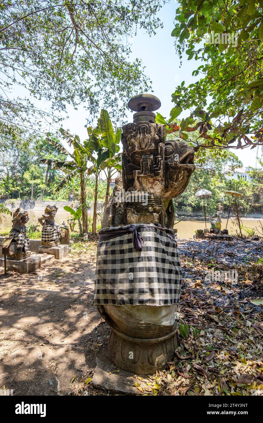 Ein verlassener Tempel und Ort in Bali, Indonesien. Ein ehemaliger Wasser- und Vergnügungspark, der von der Natur wiedergewonnen wird. Pura Melanting Jambe Pule Stockfoto