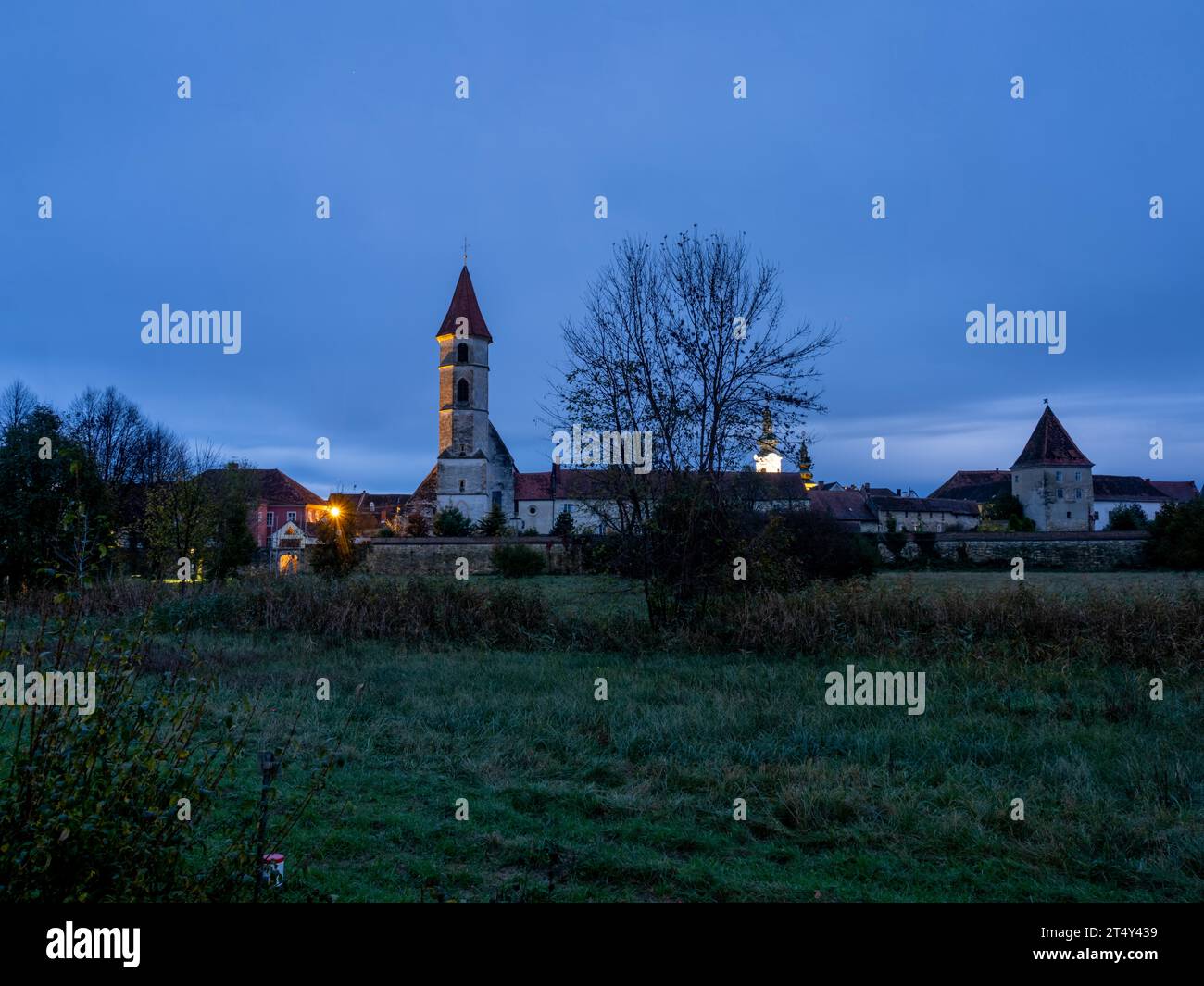 Stadtpfarrkirche, der St. Johannes der Täufer, blaue Stunde, Bad Radkersburg, Thermenland, Steiermark, Österreich Stockfoto