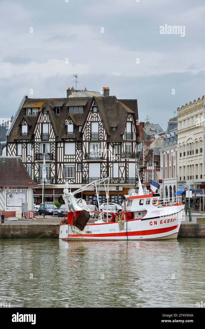 Fischerboot im Hafen, Trouville-sur-Mer, Cote Fleurie, Pays d'Auge, Departement Calvados, Normandie, Frankreich Stockfoto