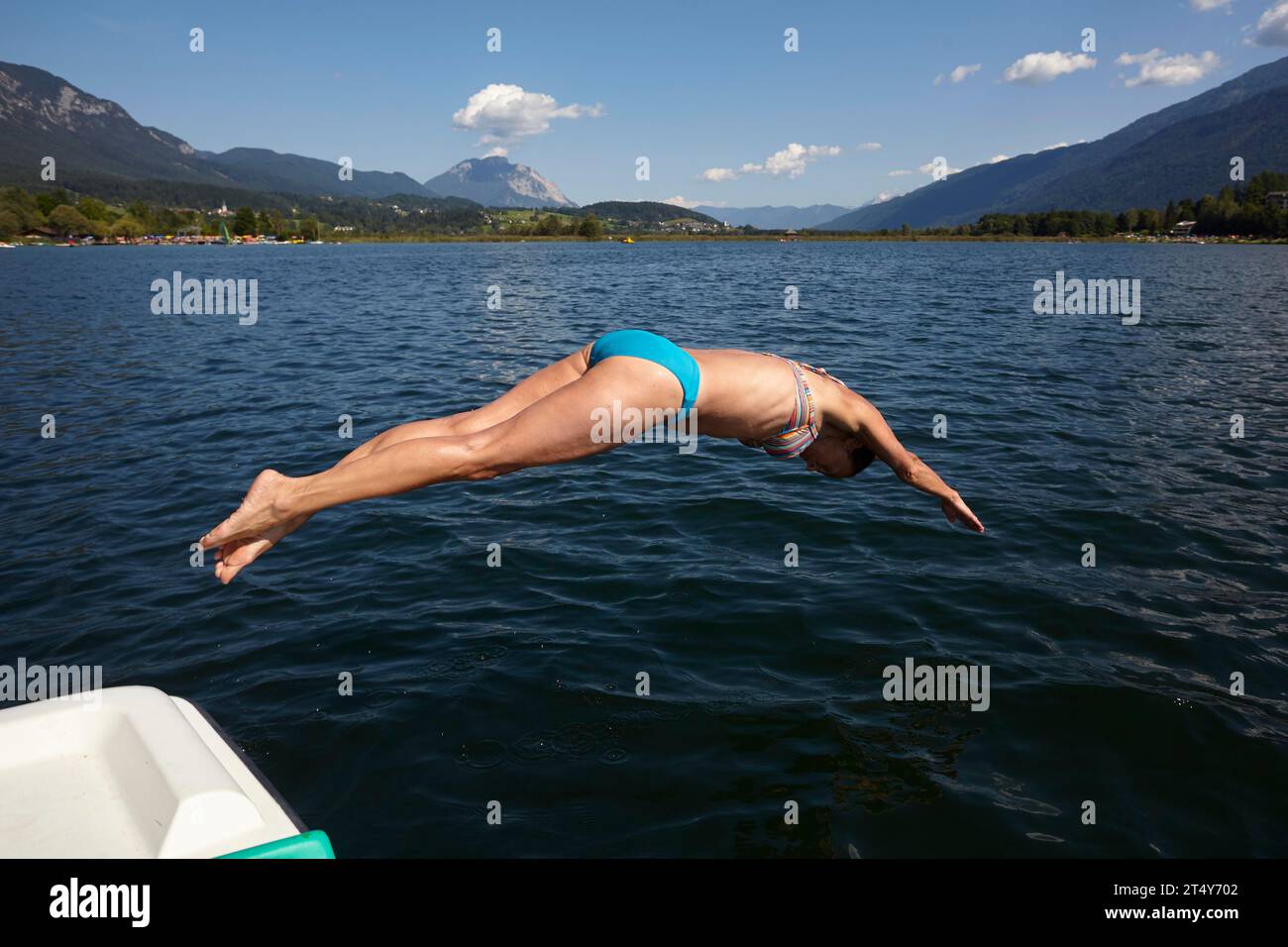 Springen Sie in den Pressegger See, Hermagor, Gailtal, Kärnten, Österreich Stockfoto