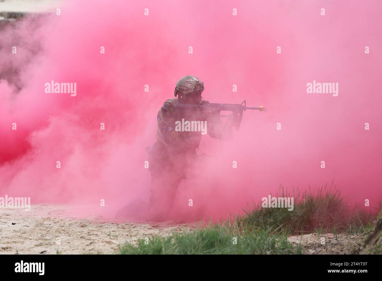 Kenia Marines demonstrieren eine versteckte Strandlandung und zeigen Verteidigungszusammenarbeit in Aktion, während eines Besuchs von König Karl III. Als Hauptmann der Royal Marines und Königin Camilla auf der Mtongwe Marinebasis in Mombasa am dritten Tag des Staatsbesuchs in Kenia. Bilddatum: Donnerstag, 2. November 2023. Stockfoto