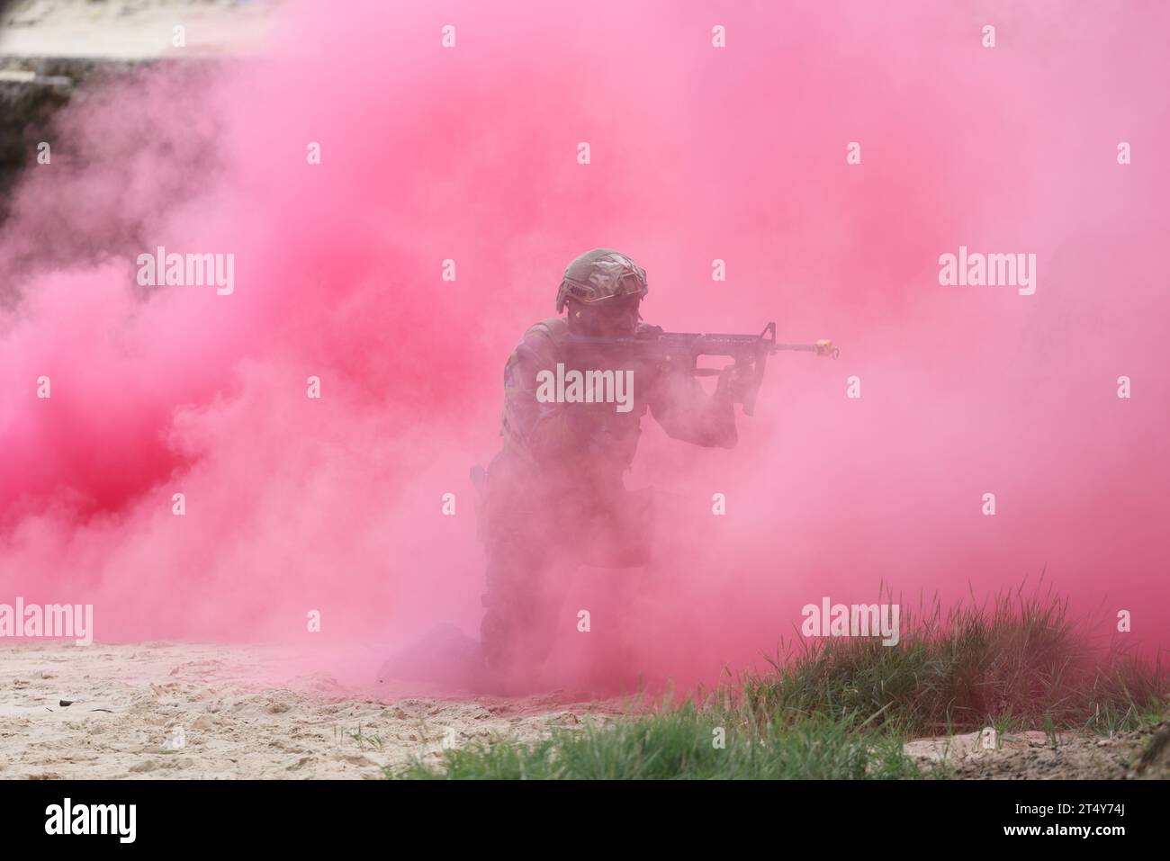 Kenia Marines demonstrieren eine versteckte Strandlandung und zeigen Verteidigungszusammenarbeit in Aktion, während eines Besuchs von König Karl III. Als Hauptmann der Royal Marines und Königin Camilla auf der Mtongwe Marinebasis in Mombasa am dritten Tag des Staatsbesuchs in Kenia. Bilddatum: Donnerstag, 2. November 2023. Stockfoto