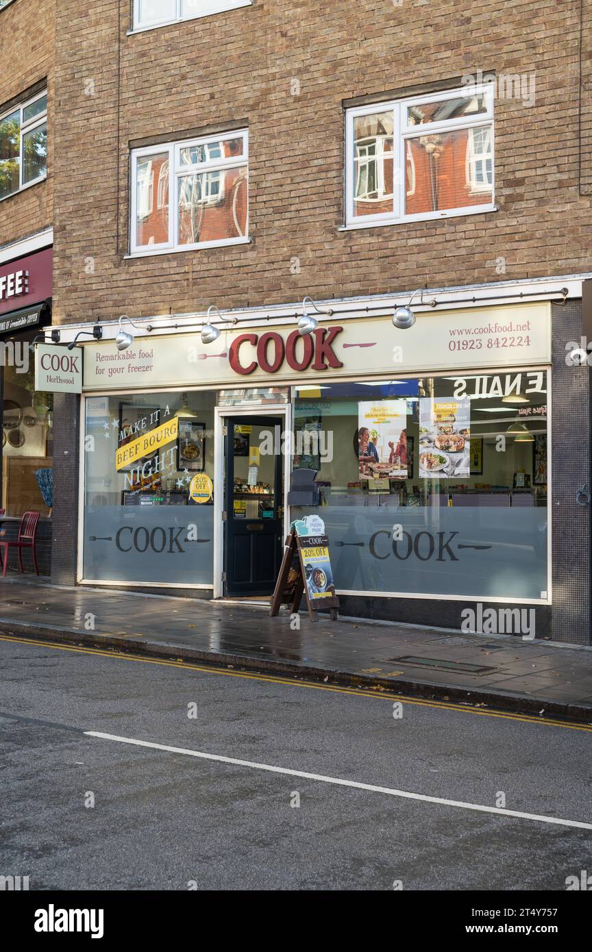 COOK Northwood, einer einer Ladenkette, die gefrorene Fertiggerichte und Lebensmittel verkauft. Green Lane, Northwood, Middlesex, England, Großbritannien Stockfoto