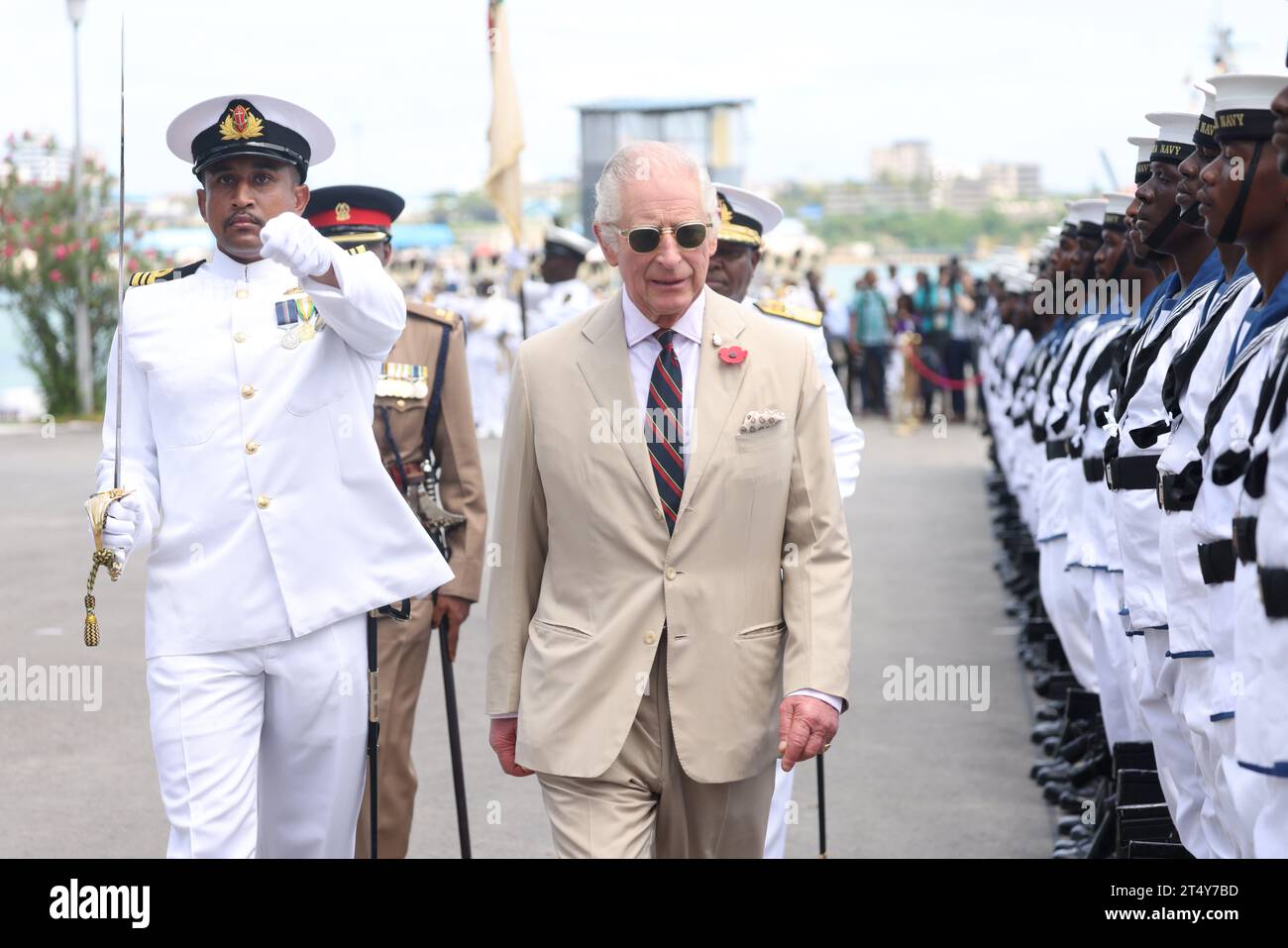 König Karl III., als Hauptmann der Royal Marines, sieht die Ehrengarde, wie er und Königin Camilla bei einem Besuch der Marinestützpunkt Mtongwe in Mombasa eine zeremonielle Begrüßung erhalten, wo sie auch die von den Royal Marines seiner Majestät ausgebildeten Kenia Marines beobachten werden. demonstrieren Sie am dritten Tag des Staatsbesuchs in Kenia eine versteckte Strandlandung und zeigen Sie die Zusammenarbeit im Verteidigungsbereich in Aktion. Bilddatum: Donnerstag, 2. November 2023. Stockfoto