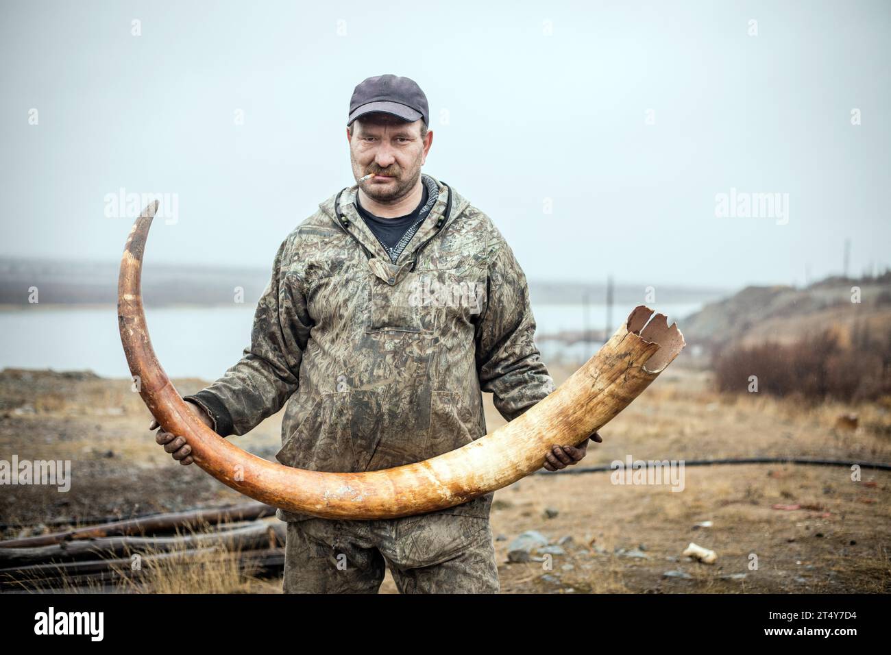 Durch das Auftauen des Permafrosts werden immer wieder Mammuthenknochen gefunden, Sammler mit Mammuthusk, Chersky, Jakutia, Russland Stockfoto