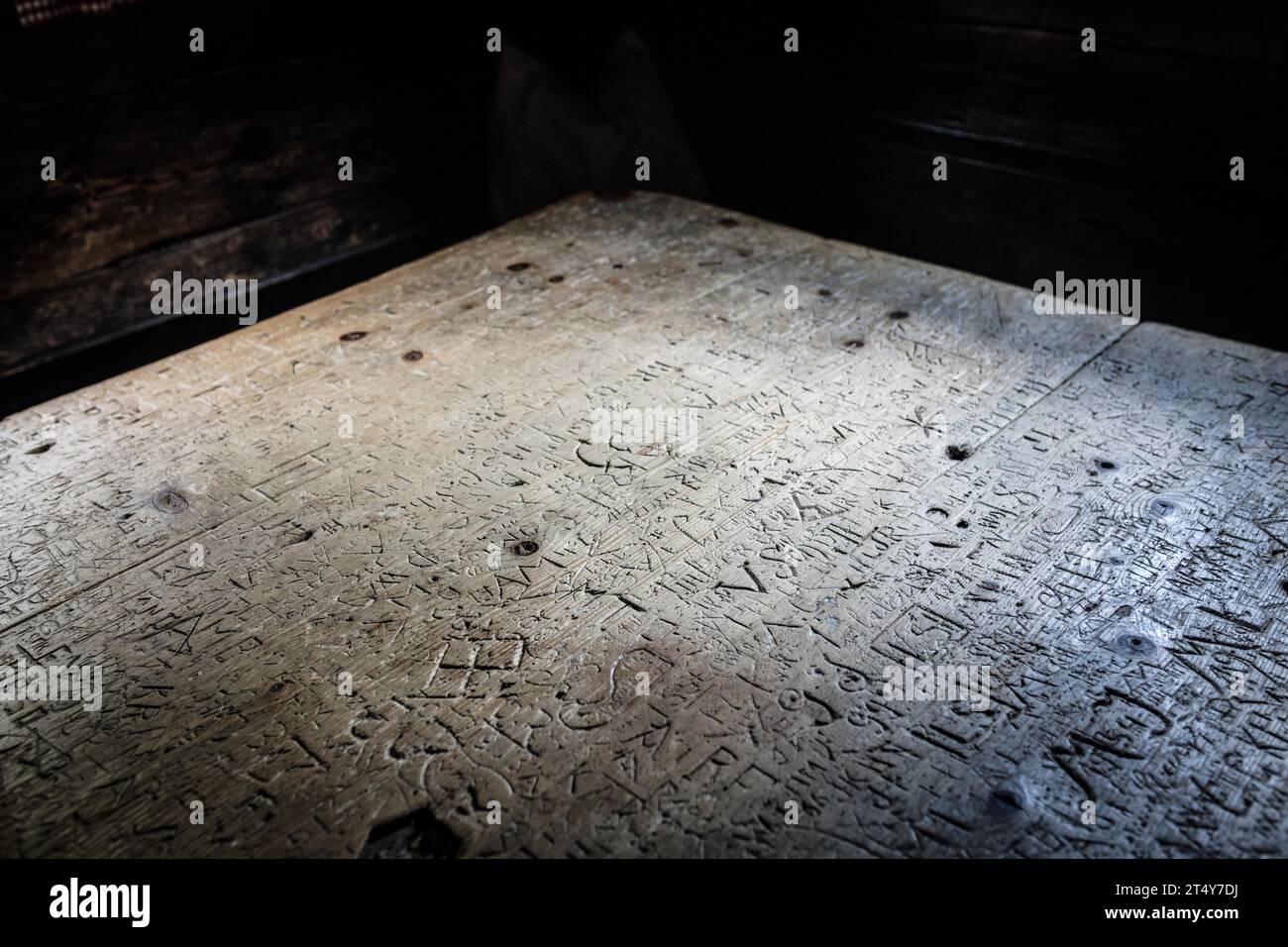 Tisch mit Inschriften, Stube, Braeualm, Krumltal, Rauris, Pinzgau, Salzburger Land, Österreich Stockfoto