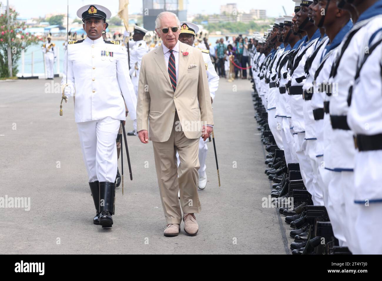König Karl III., als Hauptmann der Royal Marines, sieht die Ehrengarde, wie er und Königin Camilla bei einem Besuch der Marinestützpunkt Mtongwe in Mombasa eine zeremonielle Begrüßung erhalten, wo sie auch die von den Royal Marines seiner Majestät ausgebildeten Kenia Marines beobachten werden. demonstrieren Sie am dritten Tag des Staatsbesuchs in Kenia eine versteckte Strandlandung und zeigen Sie die Zusammenarbeit im Verteidigungsbereich in Aktion. Bilddatum: Donnerstag, 2. November 2023. Stockfoto