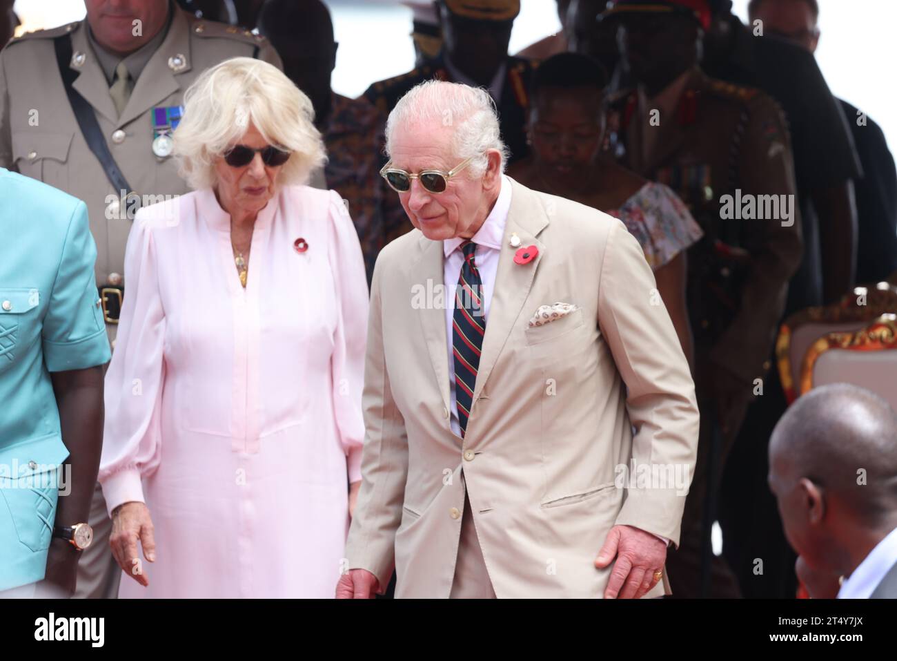 König Karl III., als Hauptmann der Royal Marines, und Königin Camilla, während eines Besuchs auf der Marinebasis Mtongwe in Mombasa, wo sie auch beobachten werden, wie die Kenia Marines, die von den Royal Marines seiner Majestät ausgebildet wurden, am dritten Tag des Staatsbesuchs in Kenia eine versteckte Strandlandung demonstrieren, die Verteidigungszusammenarbeit in Aktion zeigt. Bilddatum: Donnerstag, 2. November 2023. Stockfoto