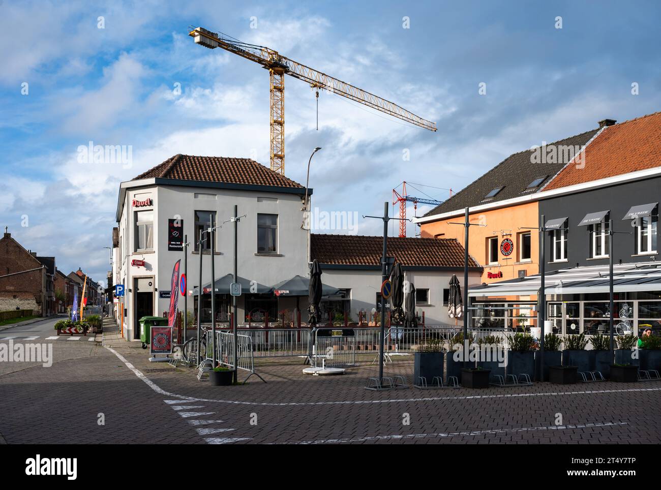 Liedekerke, Ostflandern, Belgien - 28. Oktober 2023 - Dorfzentrum mit Terrassen in der Herbstsonne Stockfoto