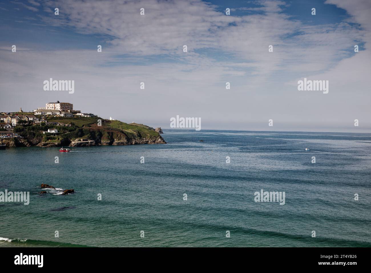 Das Atlantic Hotel liegt auf einer felsigen Landzunge über dem blauen Meer in Newquay Bay, Cornwall. Stockfoto