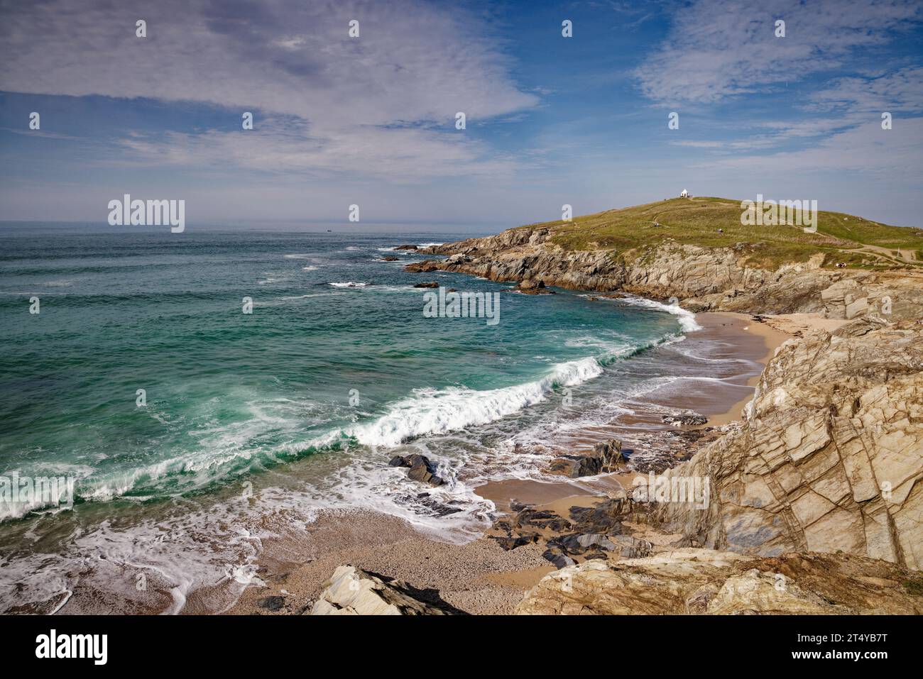 Wellen brechen am felsigen Strand in Little Fistral, Newquay, Cornwall. Stockfoto