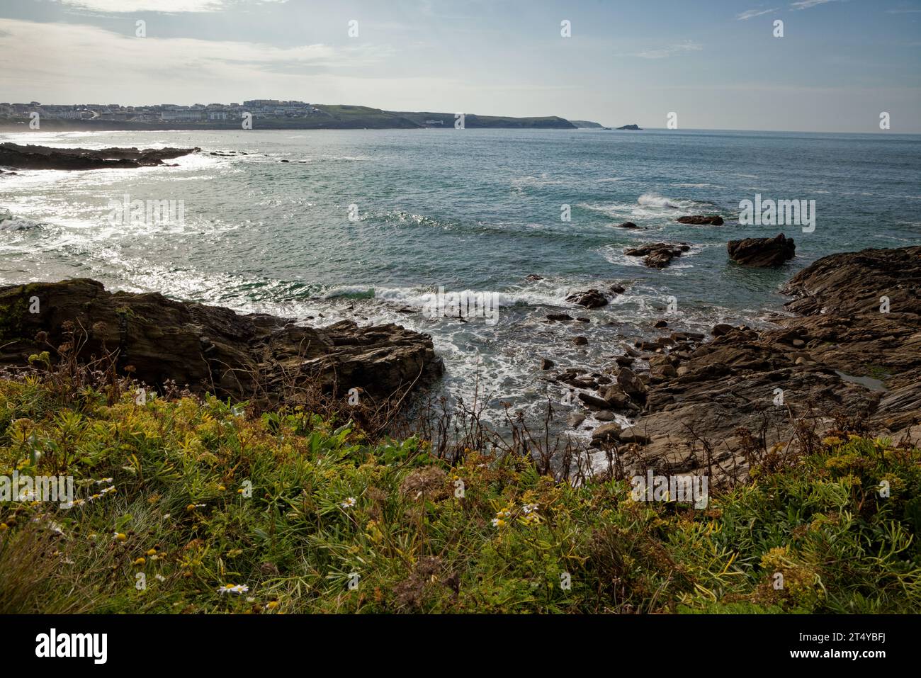 Glitzerndes Sonnenlicht auf dem Meer am Little Fistral Beach, Newquay, Cornwall. Stockfoto