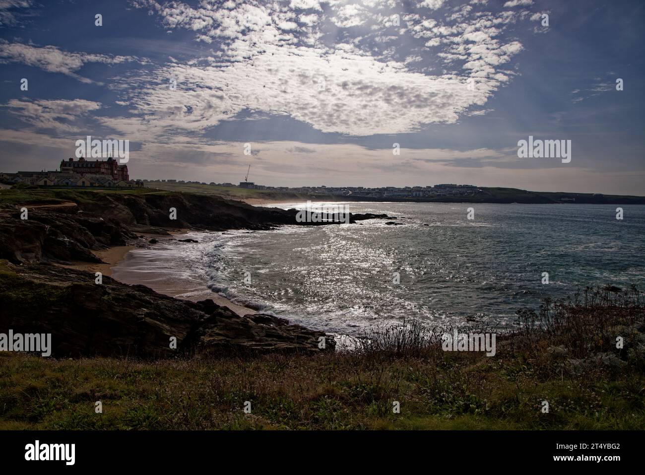 Glitzerndes Sonnenlicht auf dem Meer am Little Fistral Beach, Cornwall. Stockfoto