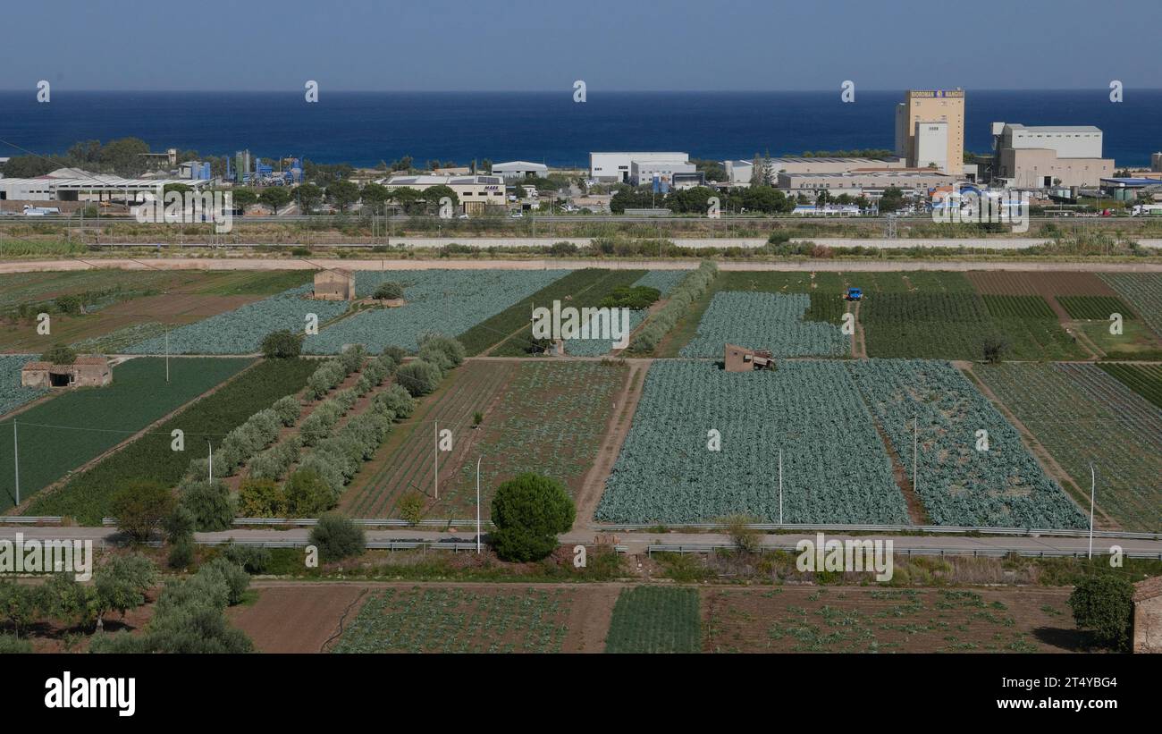 Industrie und Landwirtschaft an der Nordküste der Insel Sizilien. Italien. 2023 Stockfoto