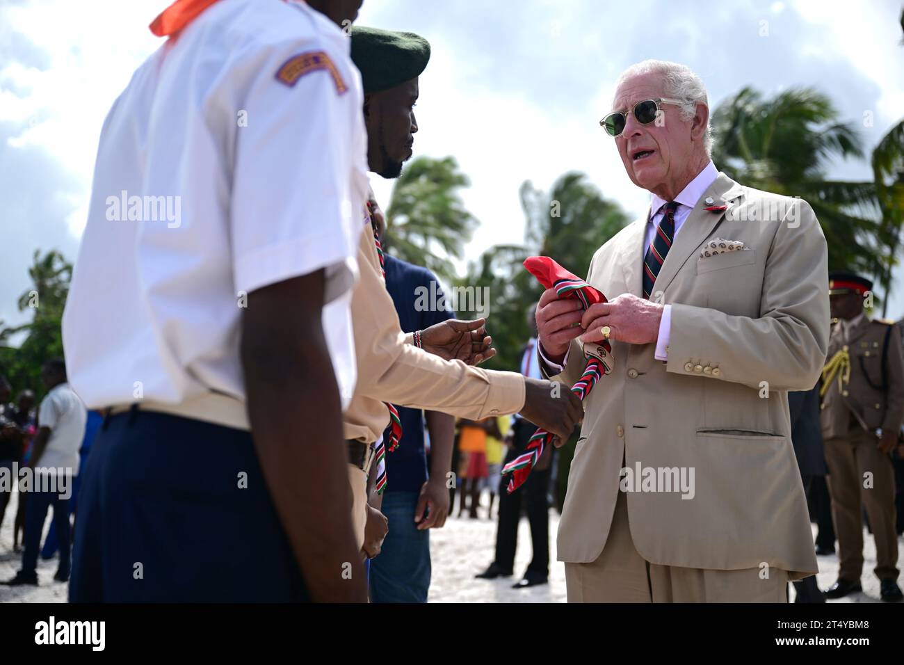 König Karl III. Erhält ein Nackentuch und ein Abzeichen von kenianischen Pfadfindern während eines Besuchs bei Early Birds Banda, einer Gemeinschaftsorganisation, die den Meeresschutz am Nyali Beach im Mombasa County fördert. erfahren Sie mehr über Meeresschutzbemühungen in Kenia und über die Arbeit, die junge Menschen tun, um dies am dritten Tag des Staatsbesuchs in Kenia zu unterstützen. Bilddatum: Donnerstag, 2. November 2023. Stockfoto