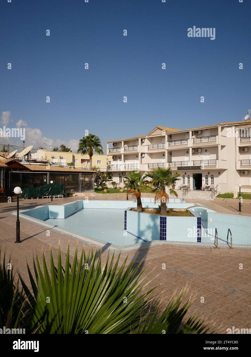 Am Ende der Sommerferien ist der Hotelpool leer. Kalamaki, Zakynthos, Griechenland. Stockfoto