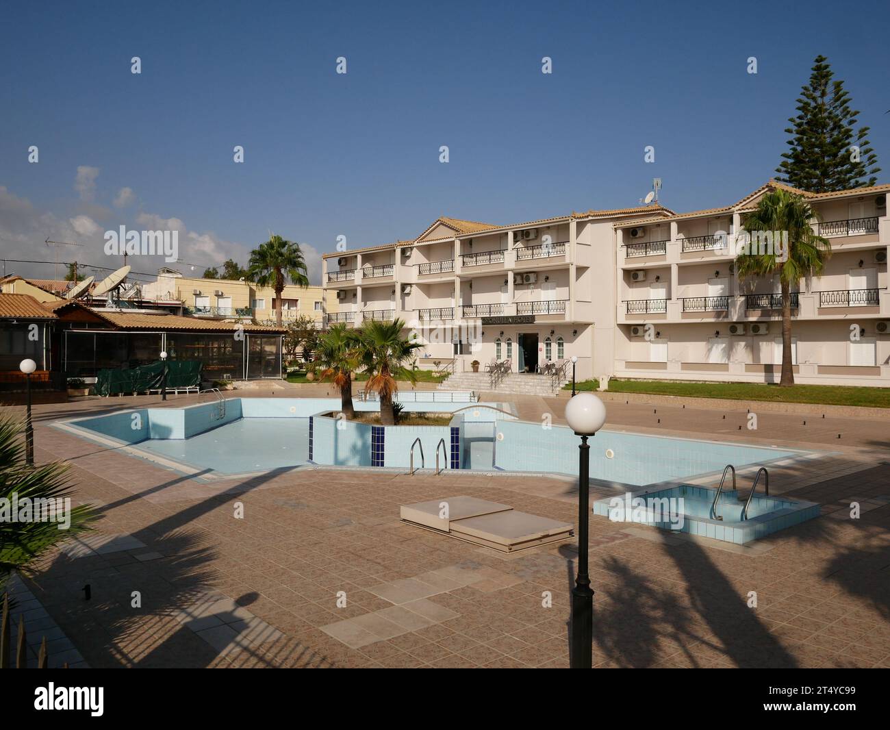 Am Ende der Sommerferien ist der Hotelpool leer. Kalamaki, Zakynthos, Griechenland. Stockfoto