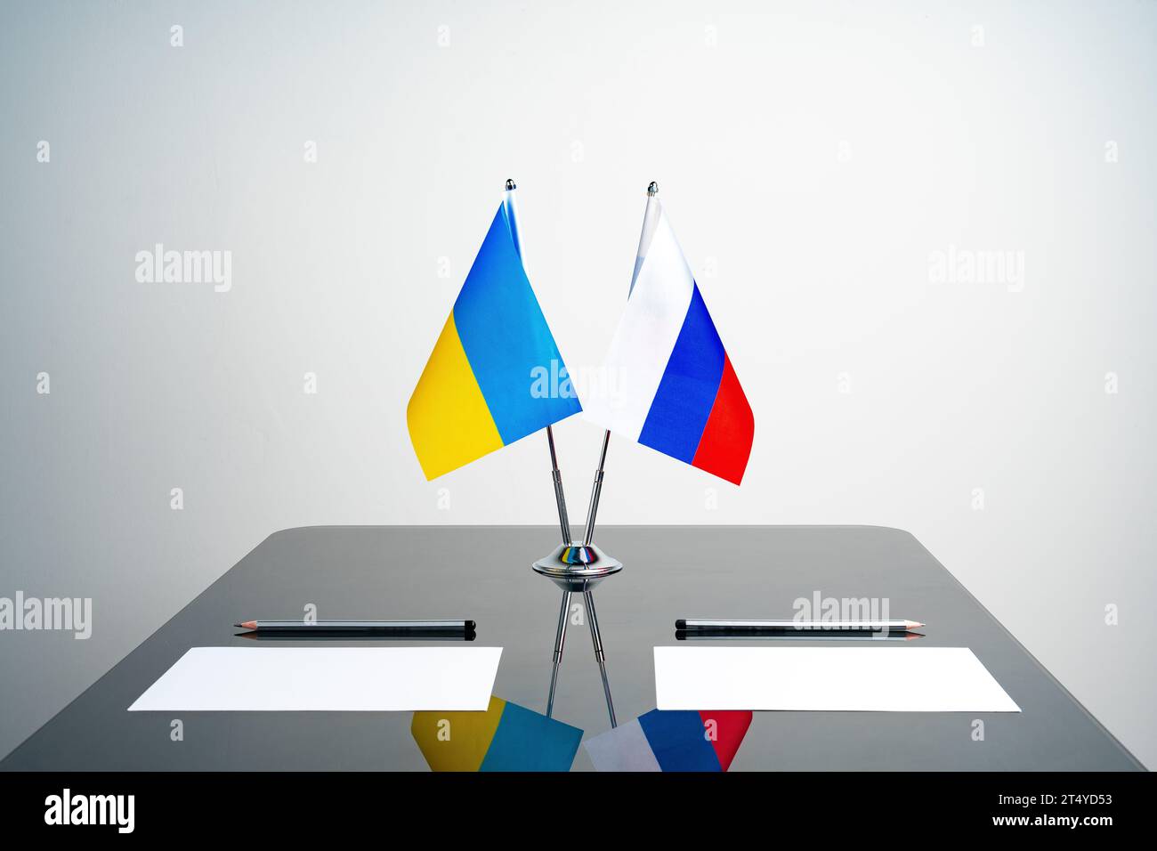 Rußland und die Ukraine stehen auf dem Verhandlungstisch Stockfoto