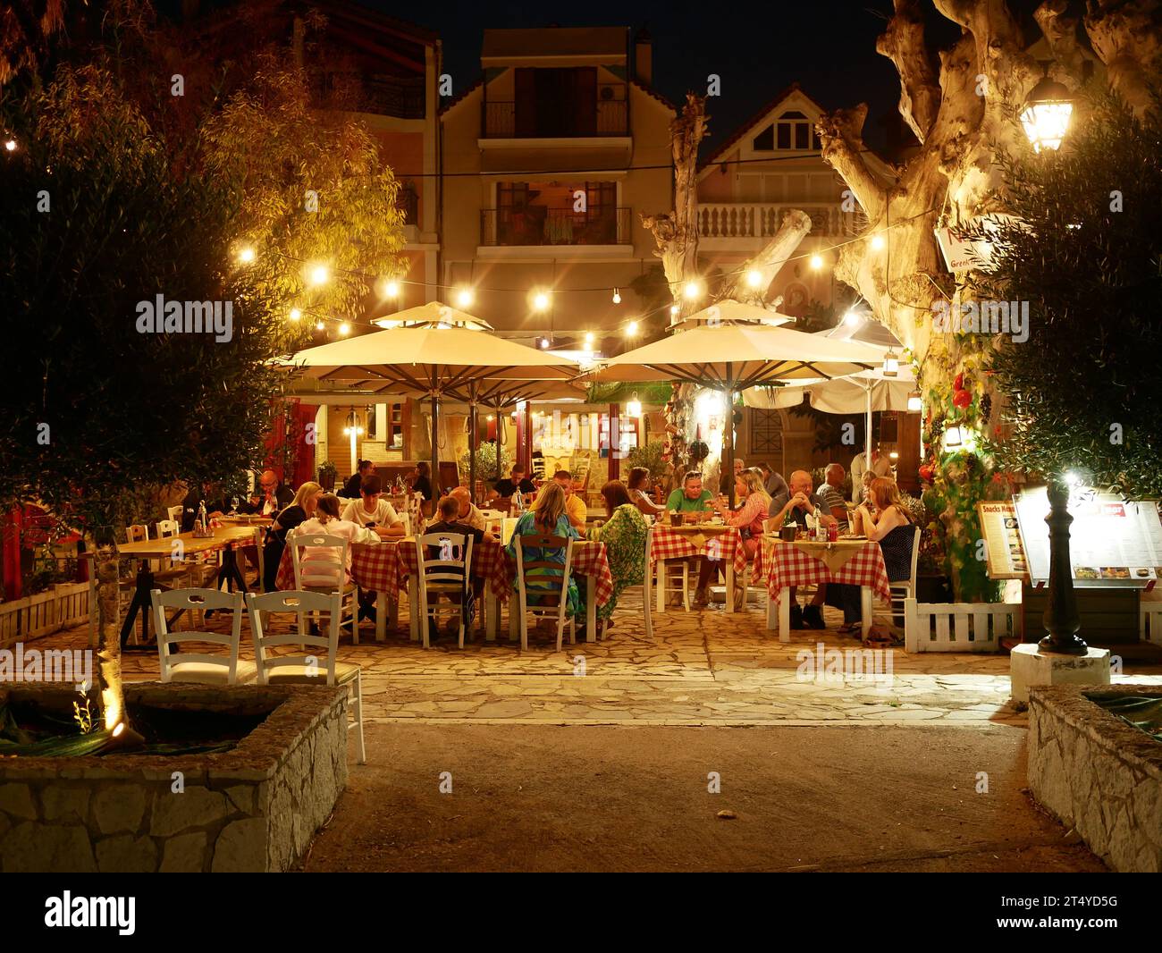 Gäste genießen ein Abendessen in einem griechischen Taverna Restaurant, Zante Stadt, Zakynthos, Griechenland Stockfoto