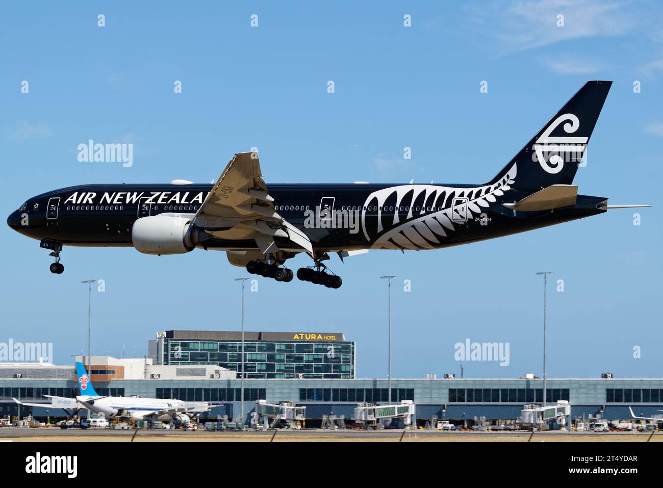 Air New Zealand Boeing 777-200ER in der „All Blacks“-Lackierung beim endgültigen Anflug auf den Flughafen Adelaide. Stockfoto