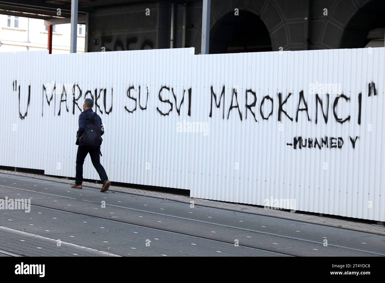 Zagreb, Kroatien. November 2023. Ein großes Graffiti "Stop the Völkermord in Gaza" erschien am 02. Februar am Zaun des Gebäudes, das im Zentrum von Zagreb, Kroatien, renoviert wird. November 2023. Neben der Forderung nach einem Boykott Israels und der Befreiung Palästinas gibt es Graffiti mit dem Text "in Marokko sind alle Marokkaner. Foto: Patrik Macek/PIXSELL Credit: Pixsell/Alamy Live News Stockfoto