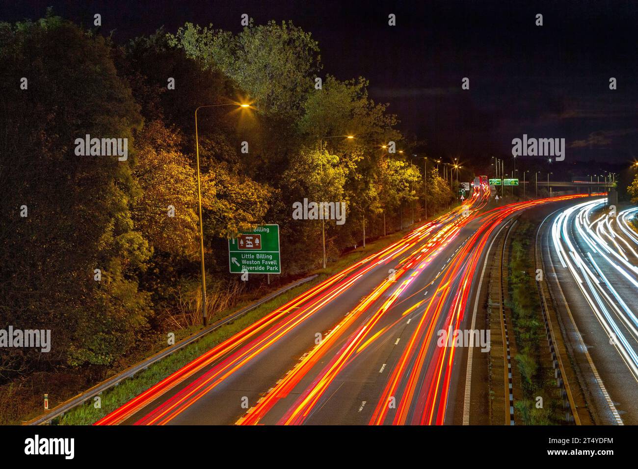 Pendlerverkehr, der sich dem Kreisverkehr am Riverside nähert, mit langer Exposition, Northampton, England, Großbritannien. Stockfoto