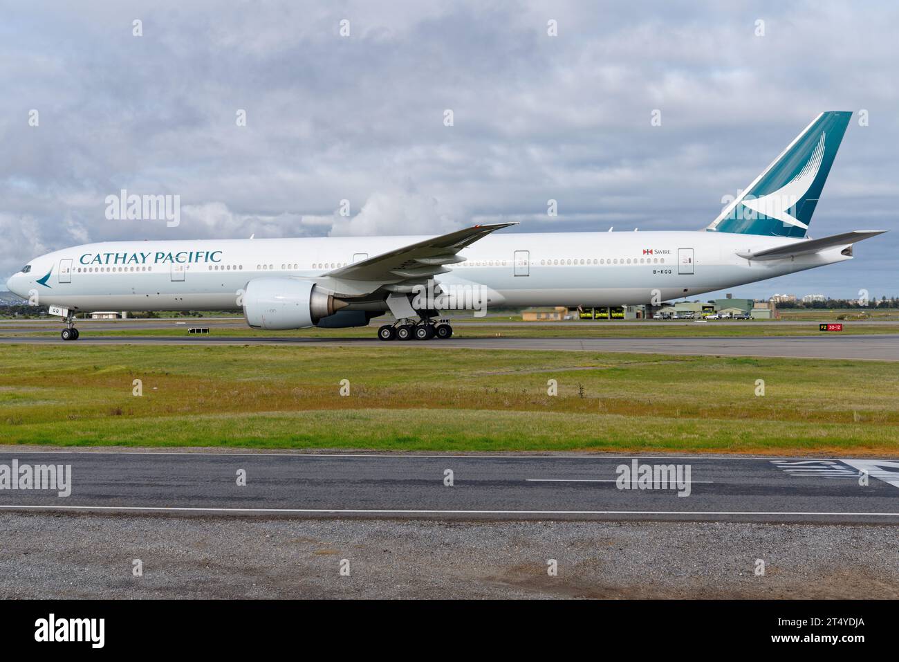 Cathay Pacific Boeing 777-300ER sah Taxifahrten am Flughafen Adelaide. Stockfoto