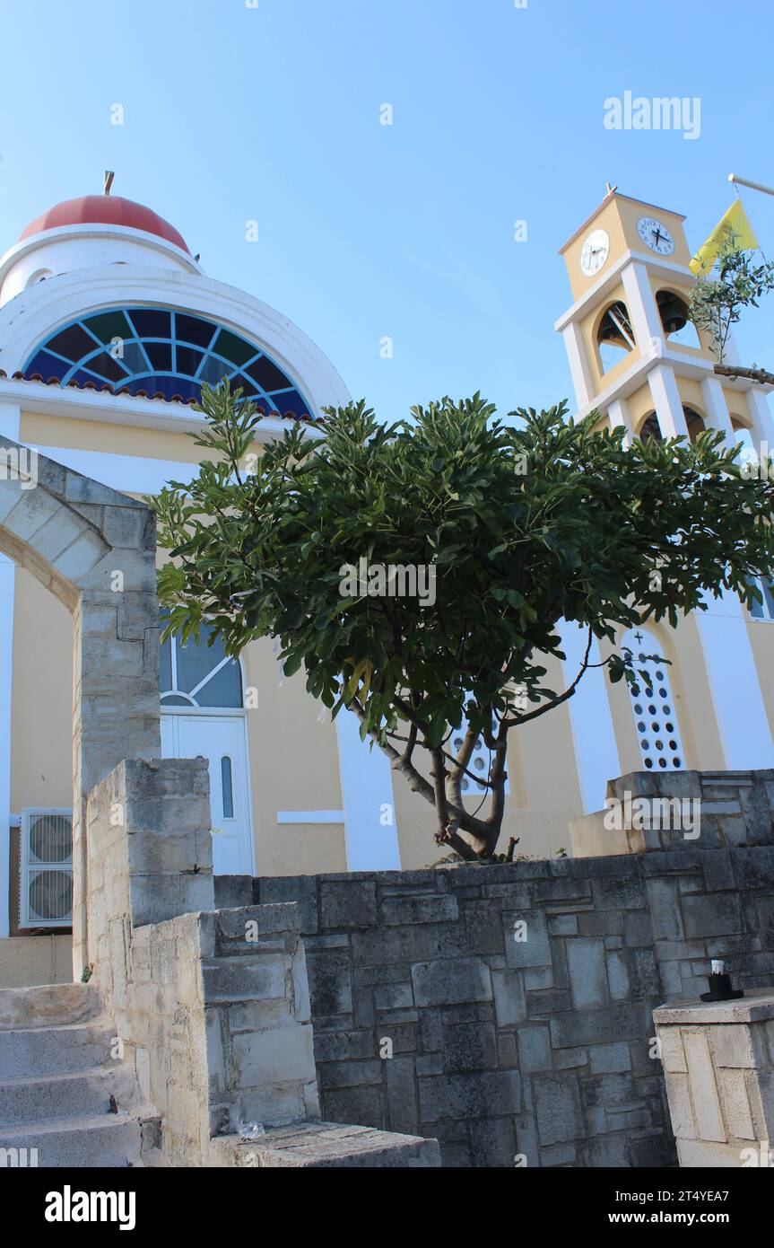 Spaziergang auf Kreta - Kirche St. Spyridon - Ausgangspunkt für markierte Spaziergänge in die kretische Landschaft. Stockfoto