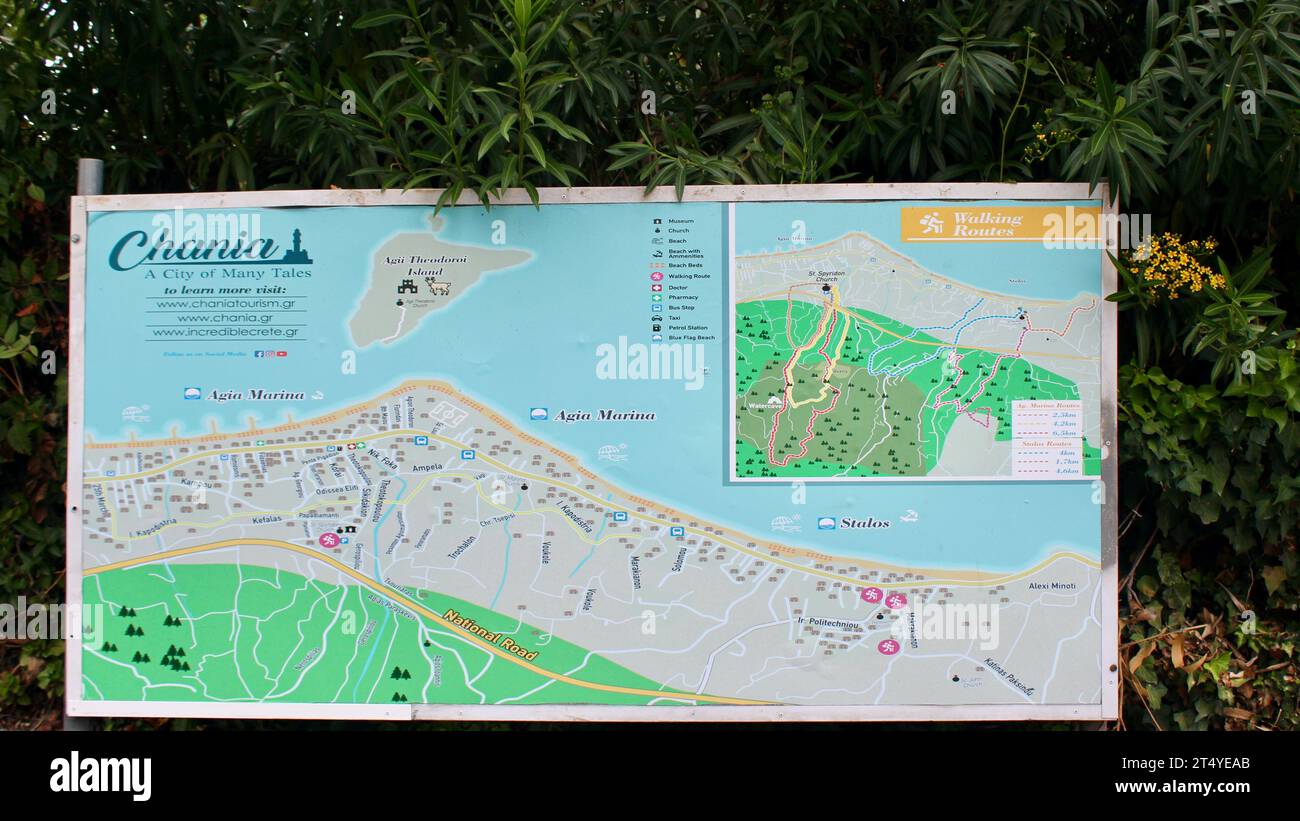 Wandern auf Kreta - Routenplan für Spaziergänge rund um Agia Marina, Chania, Kreta. Informationstafel in der Nähe des Ausgangspunkt für Spaziergänge in der Nähe der Spyridon-Kirche. Stockfoto