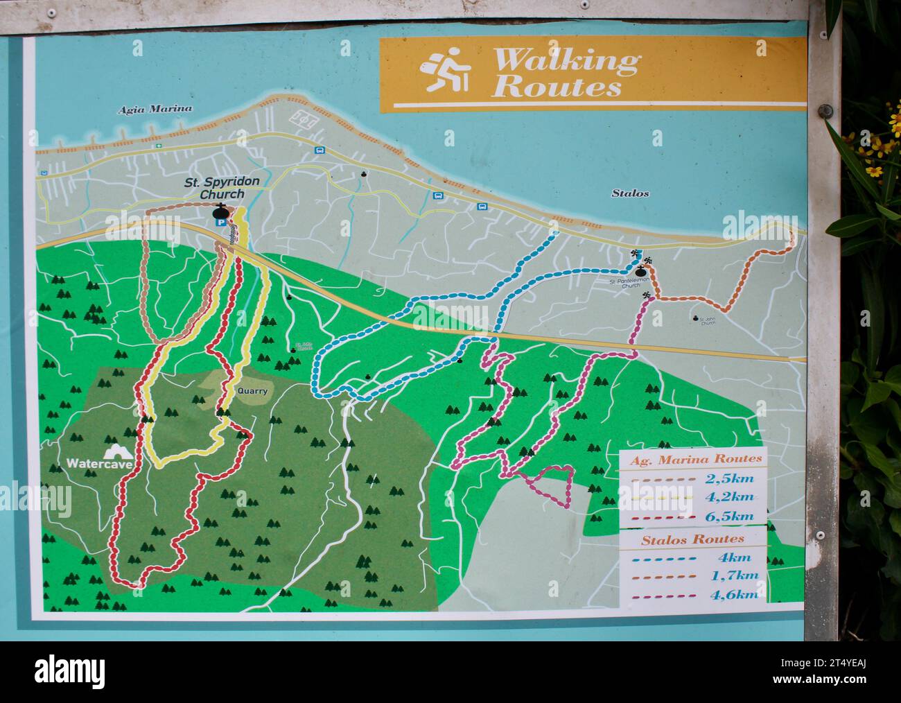 Wandern auf Kreta - Routenplan für Spaziergänge rund um Agia Marina, Chania, Kreta. Informationstafel in der Nähe des Ausgangspunkt für Spaziergänge in der Nähe der Spyridon-Kirche. Stockfoto