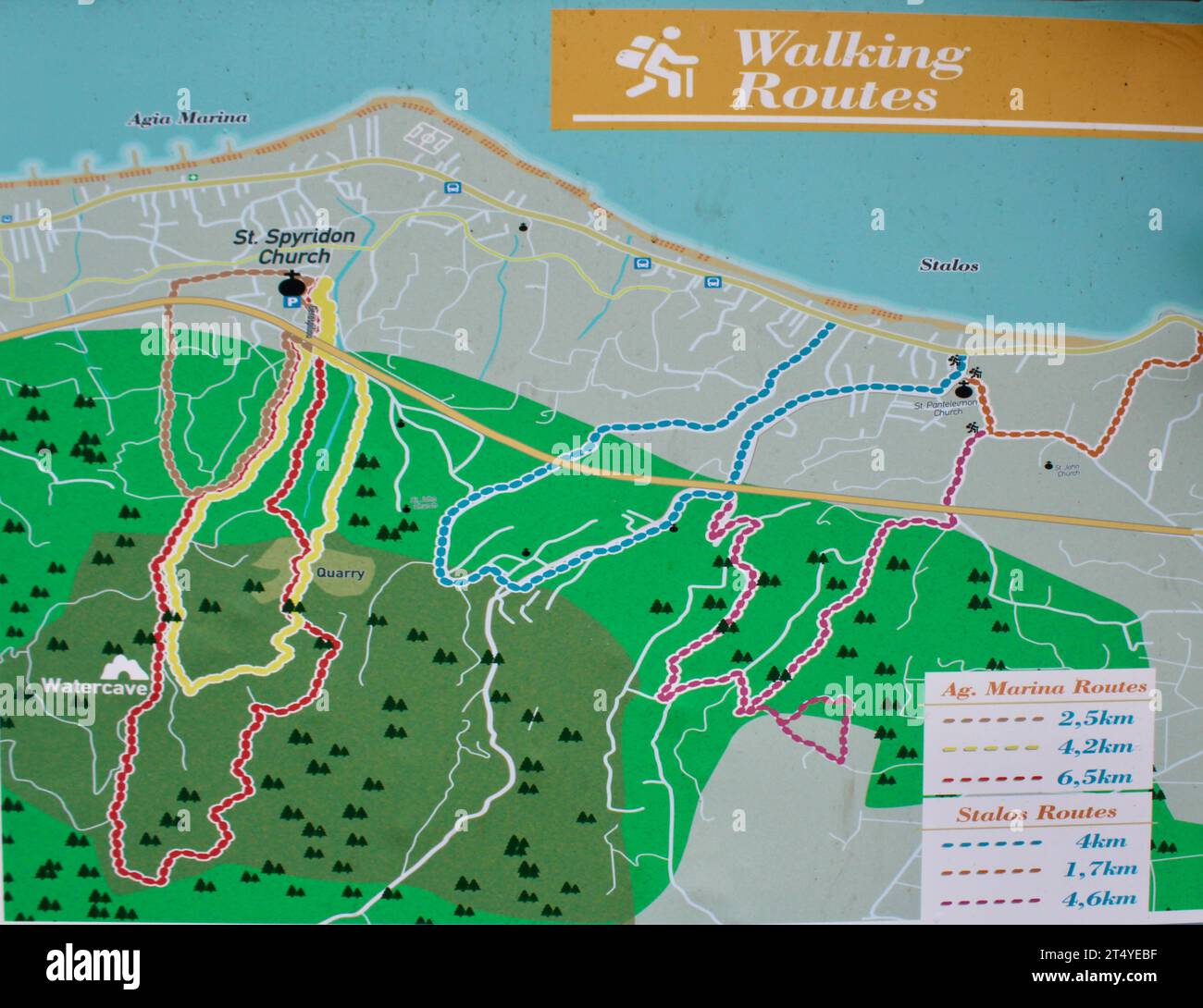 Wandern auf Kreta - Routenplan für Spaziergänge rund um Agia Marina, Chania, Kreta. Informationstafel in der Nähe des Ausgangspunkt für Spaziergänge in der Nähe der Spyridon-Kirche. Stockfoto